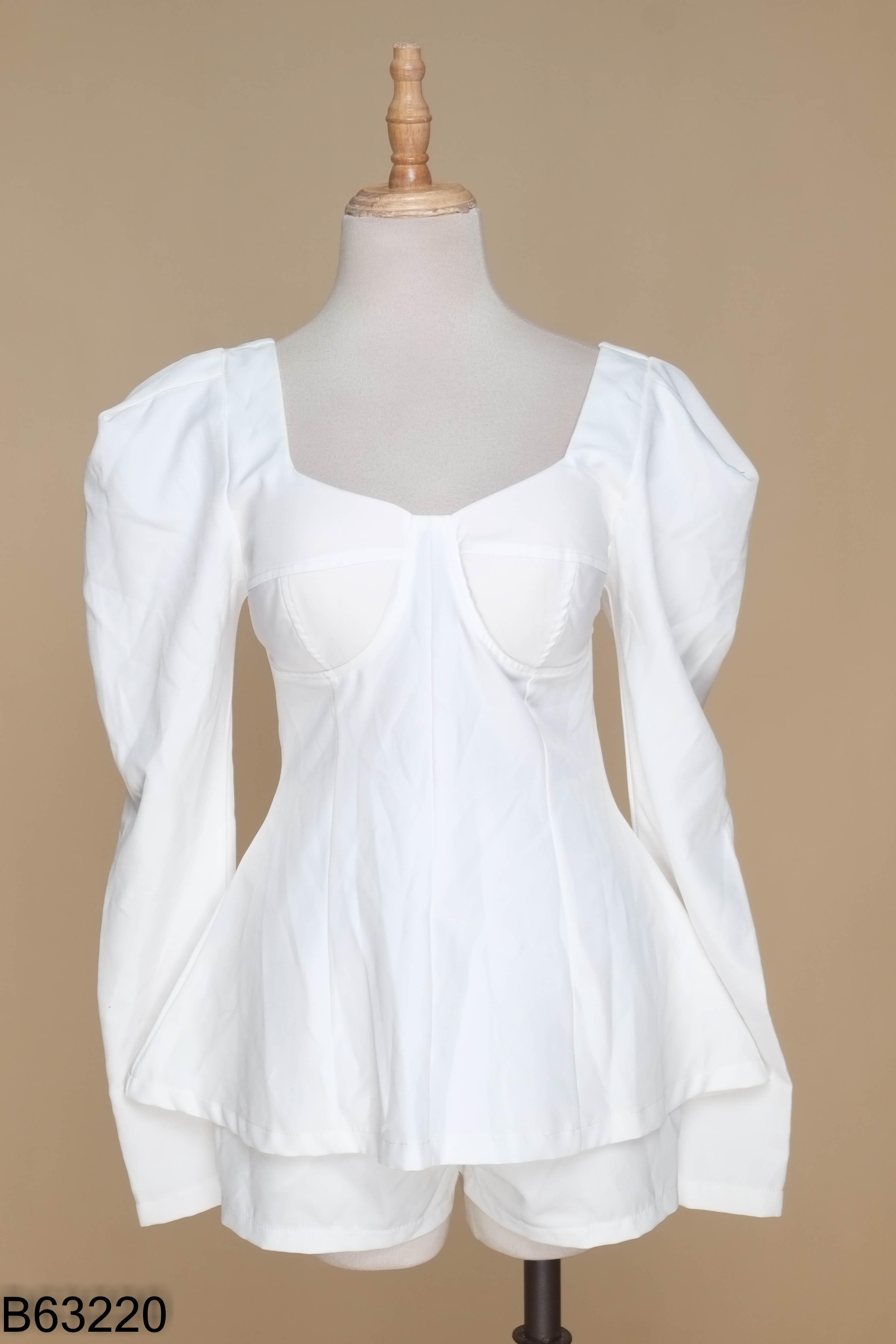 Set áo cổ vuông + quần short trắng