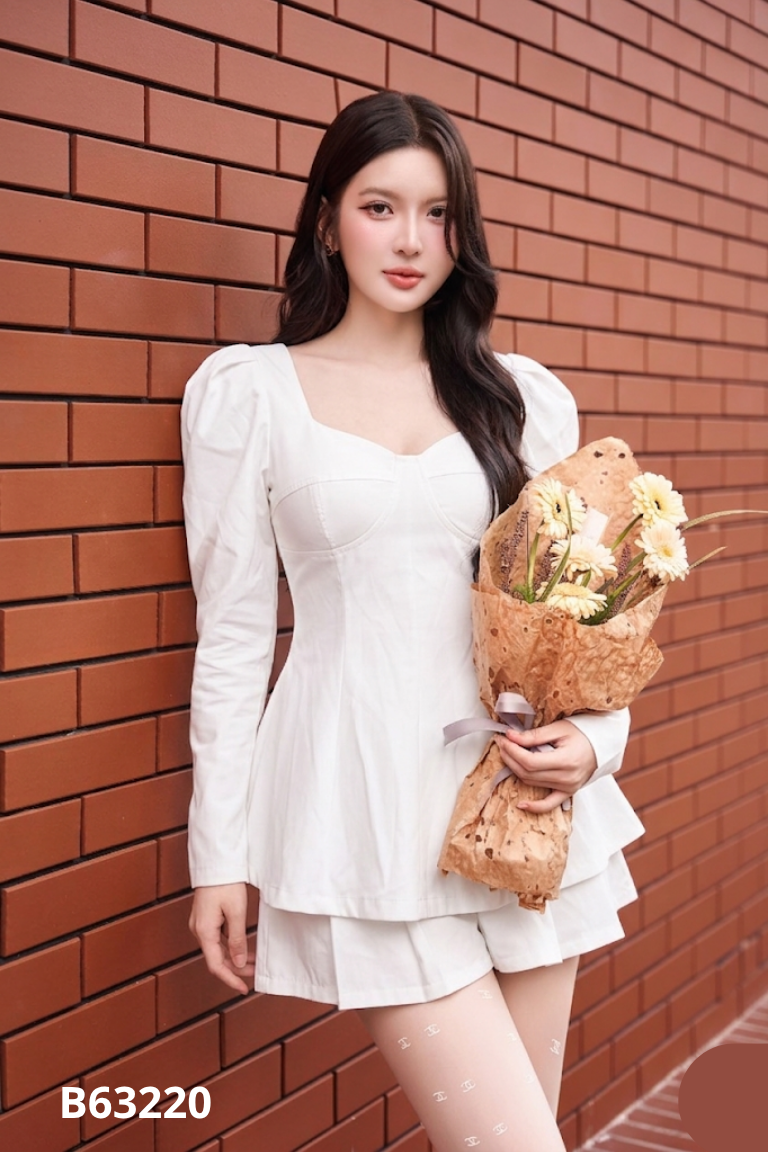 Set áo cổ vuông + quần short trắng