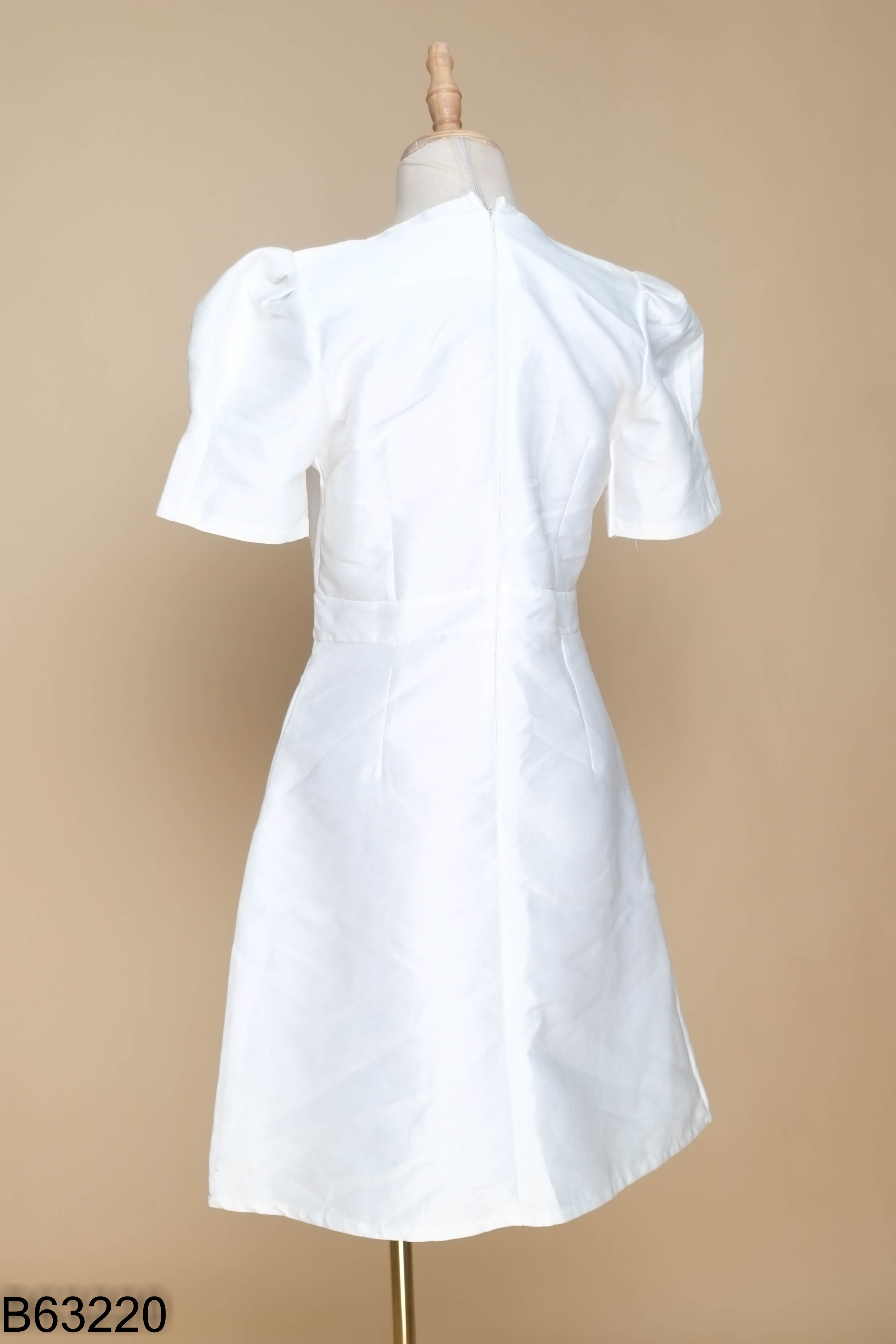 Váy trắng cổ vuông