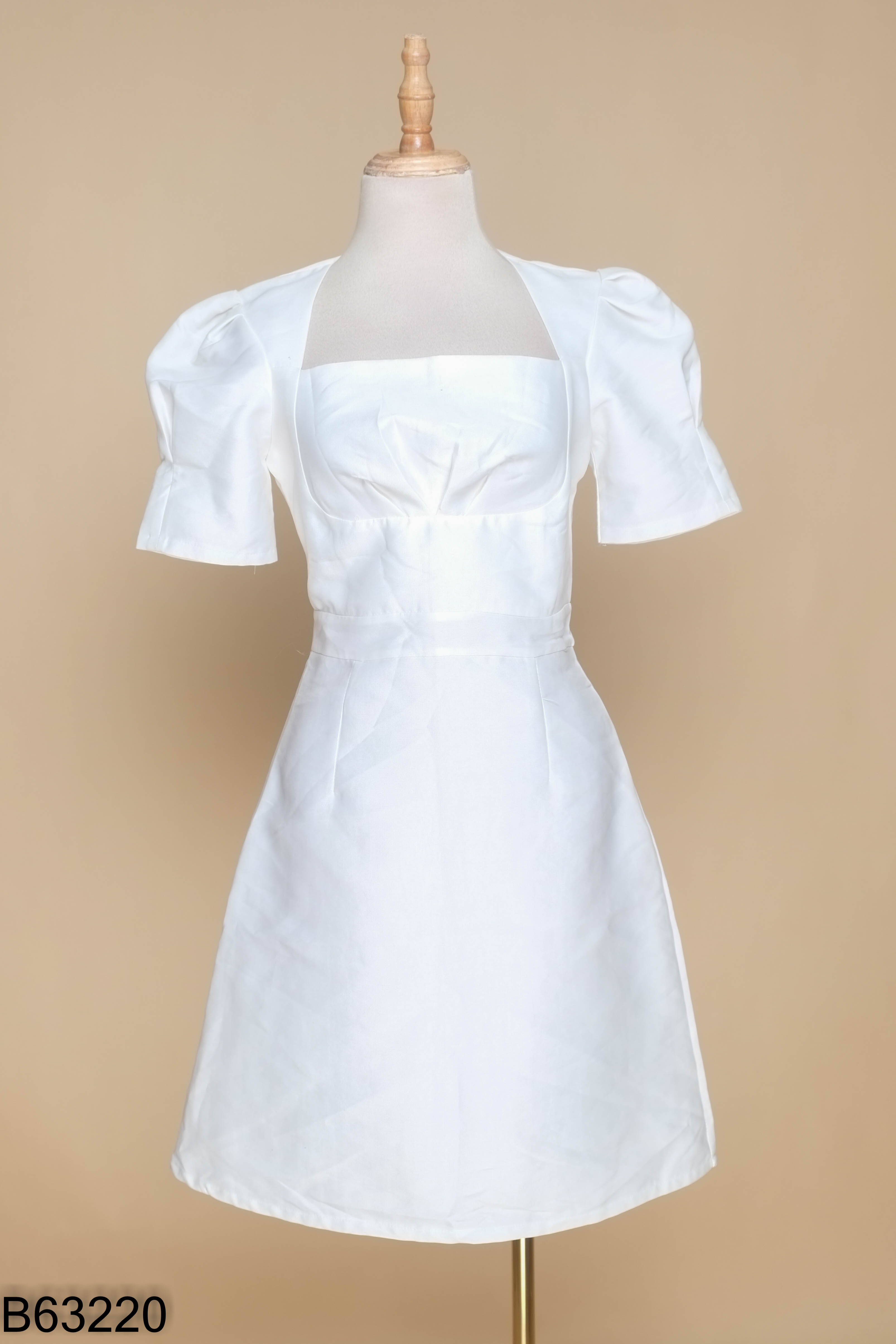 Váy trắng cổ vuông