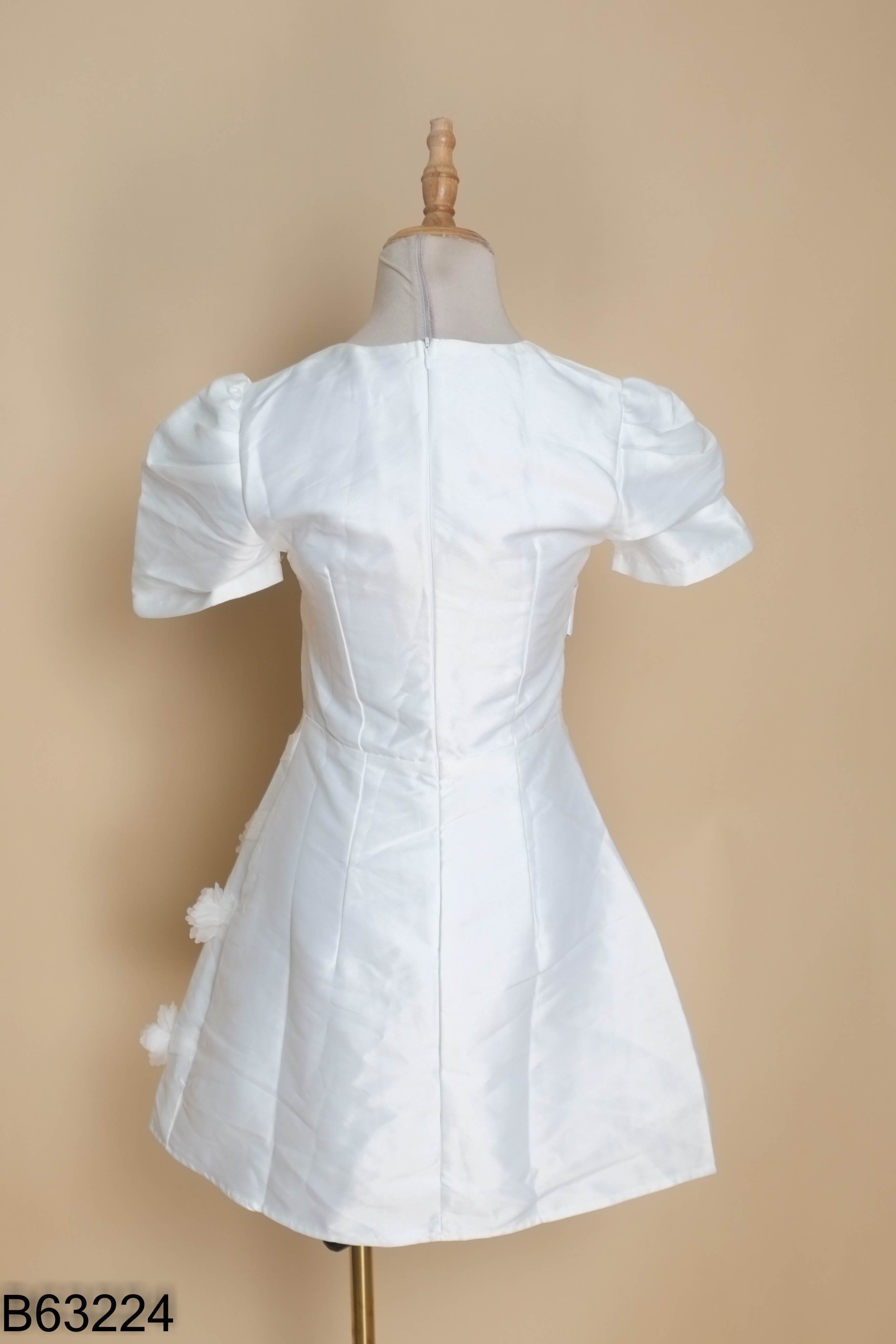 Váy trắng cổ vuông đính hoa