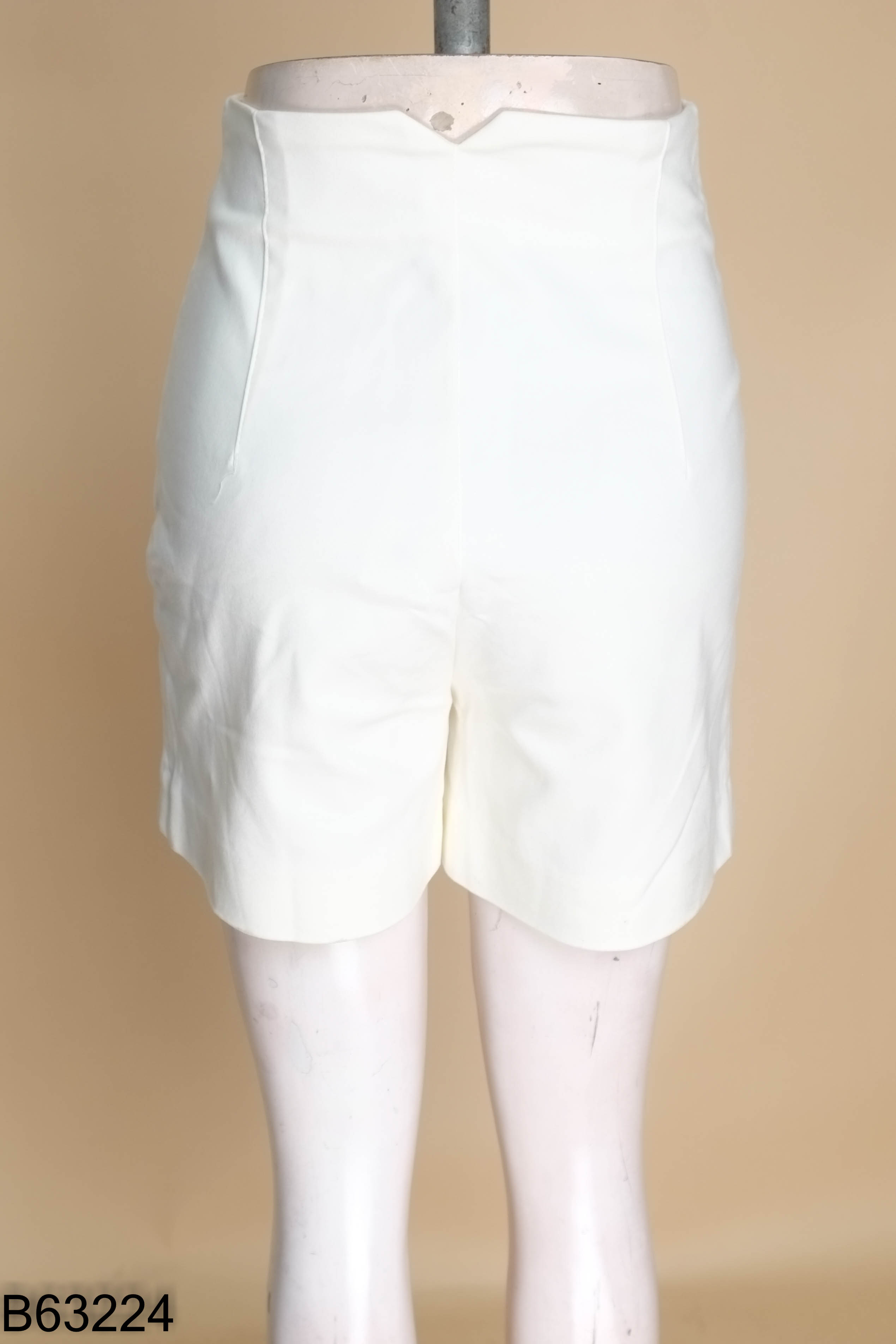 NEWTAG Quần shorts STRADIVARIUS trắng