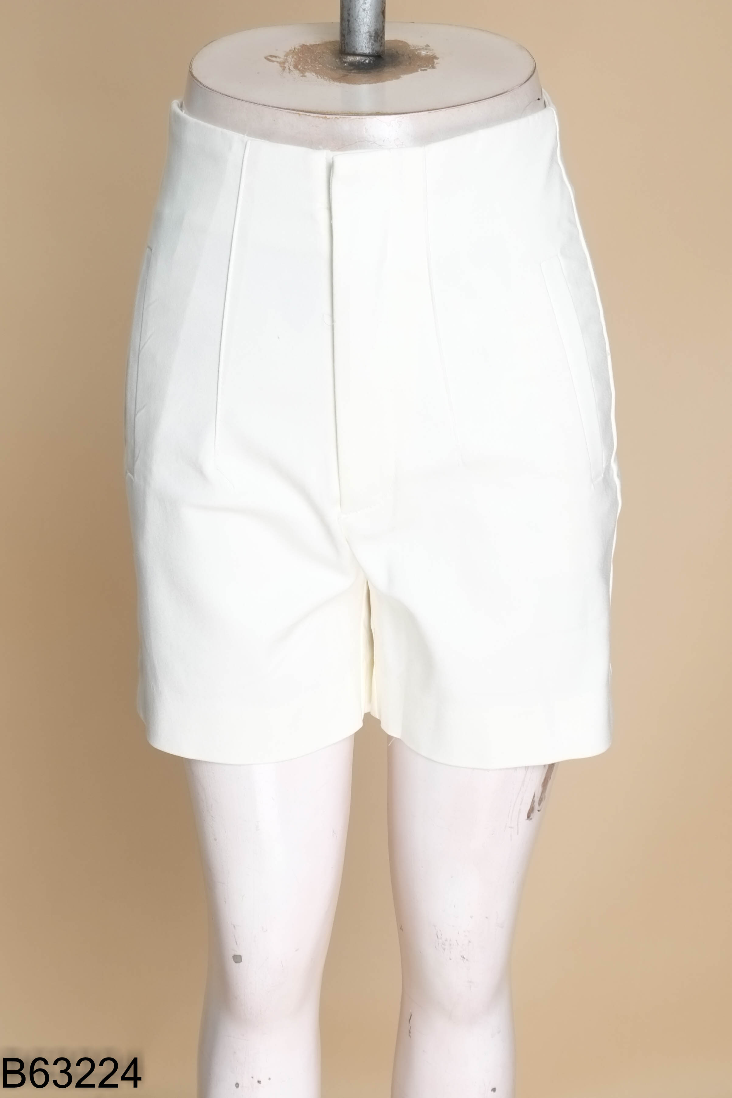 NEWTAG Quần shorts STRADIVARIUS trắng