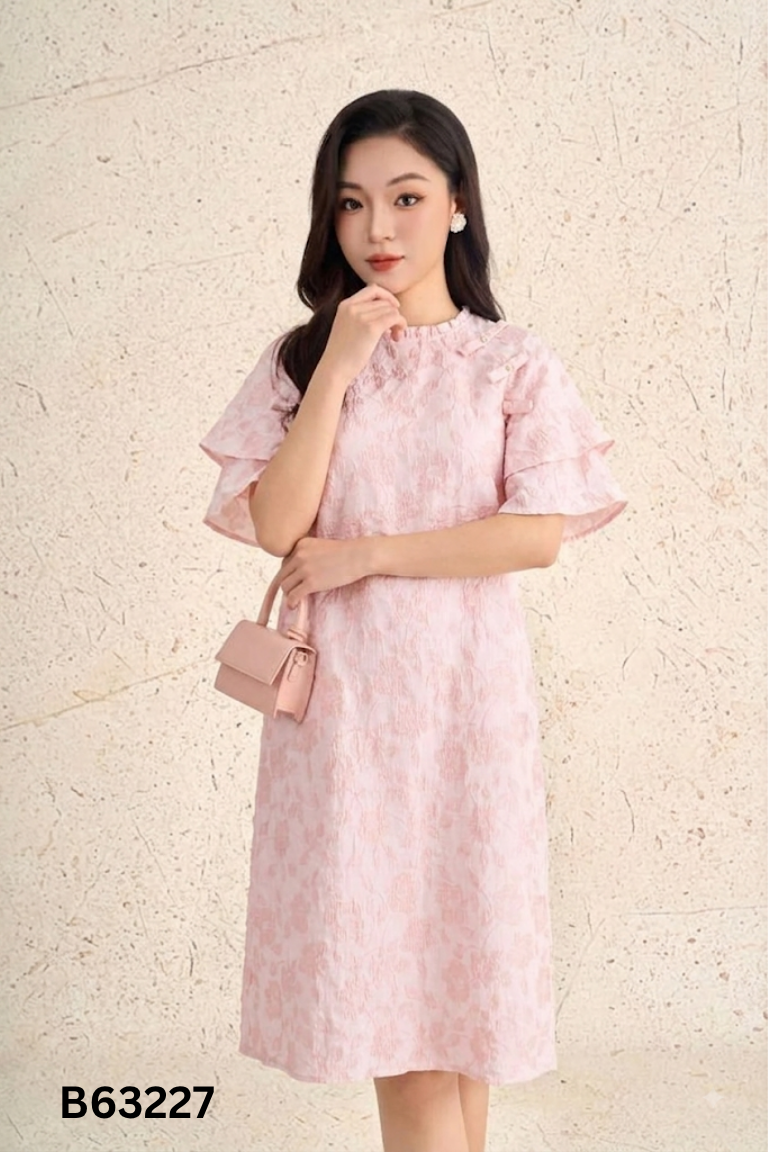 Váy hồng họa tiết viền bèo