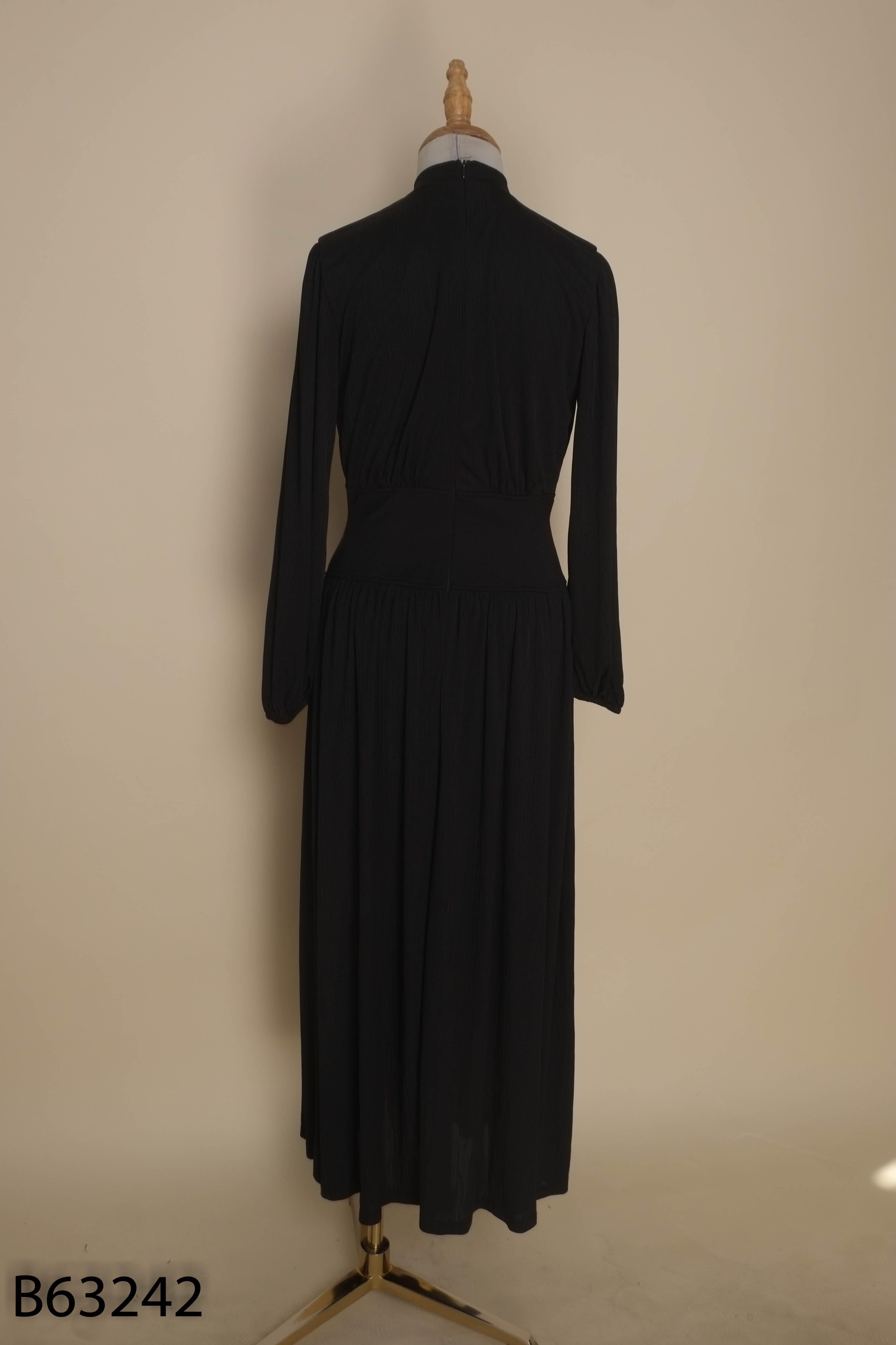 Váy đen CHI DAO BOUTIQUE dài nhún cổ