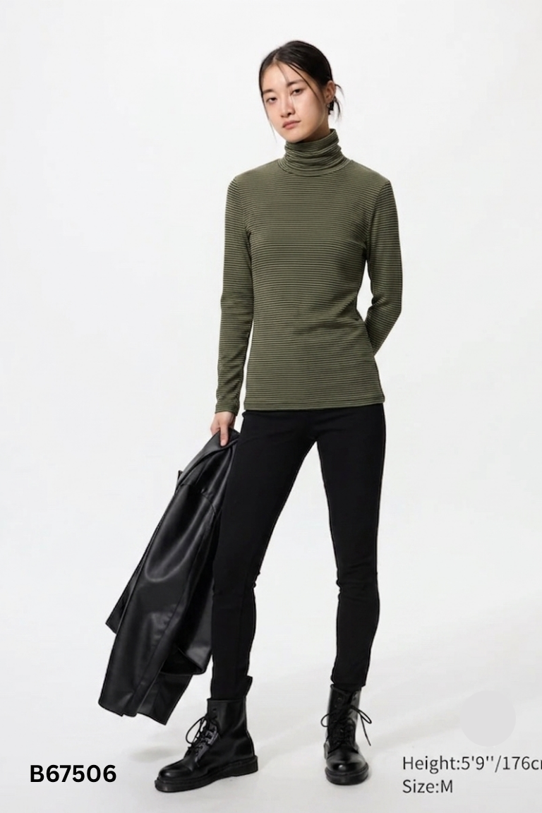 Áo UNIQLO xanh kẻ cổ lọ