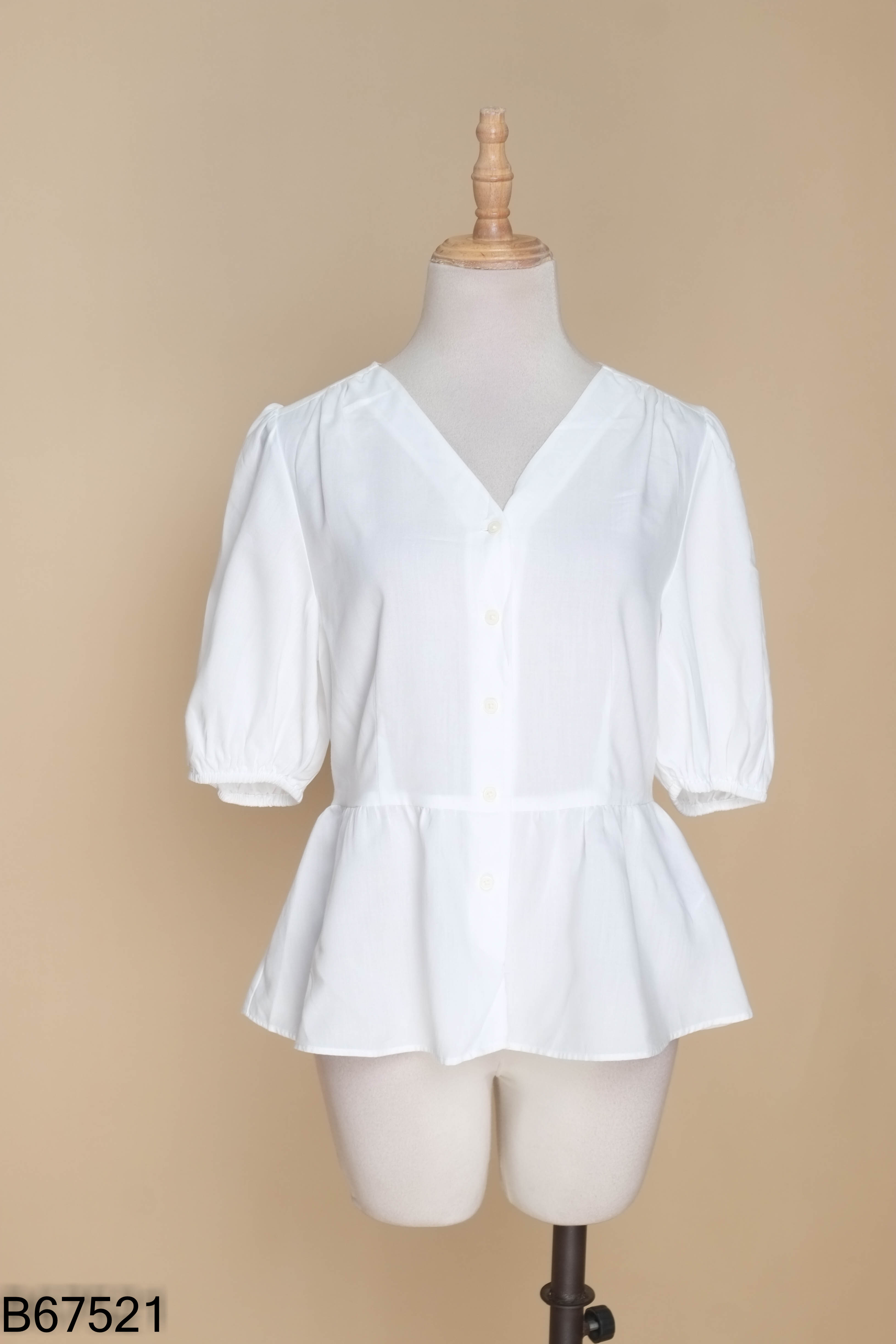 Áo trắng cổ tim UNIQLO