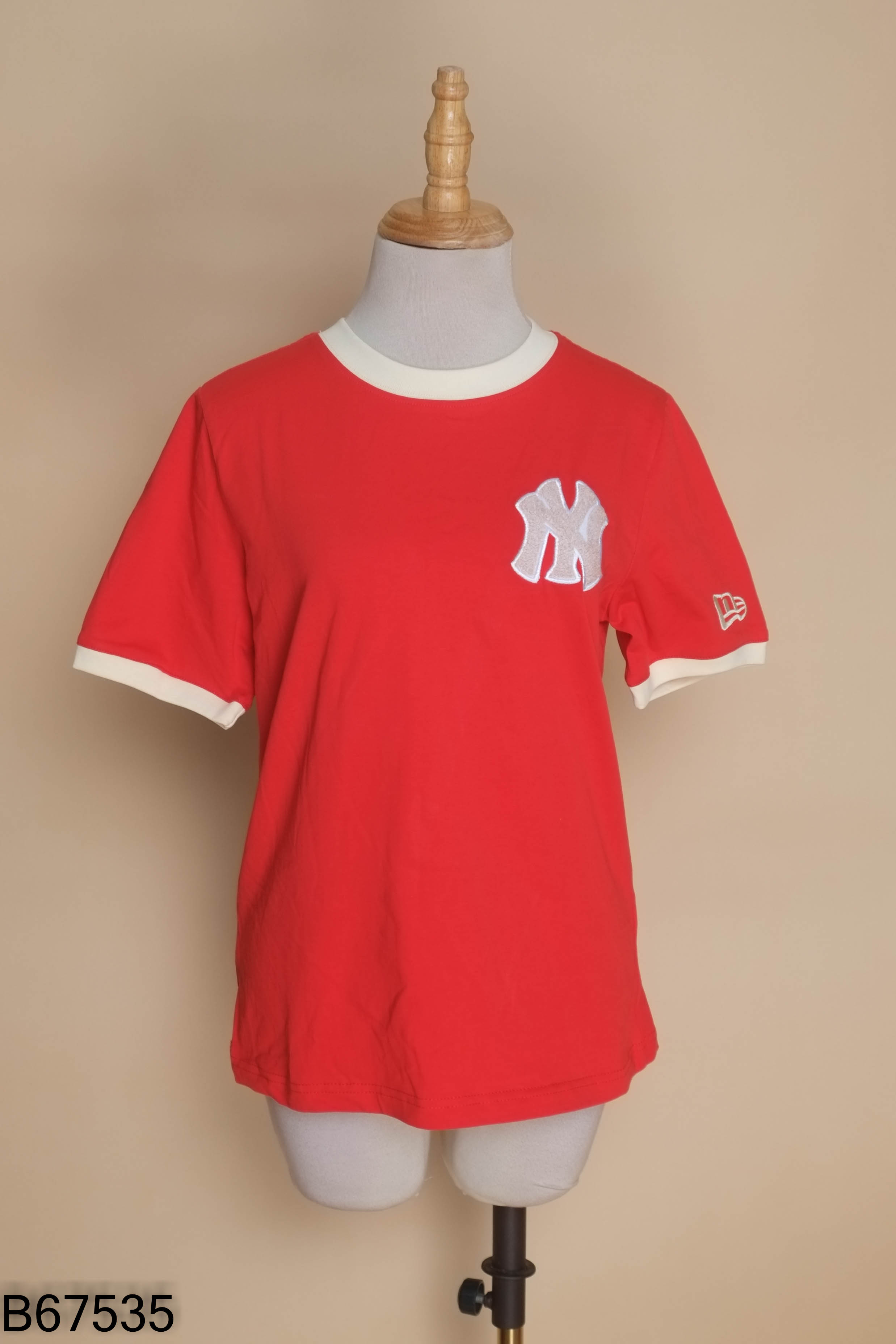 Áo thun đỏ NEW ERA thêu hình