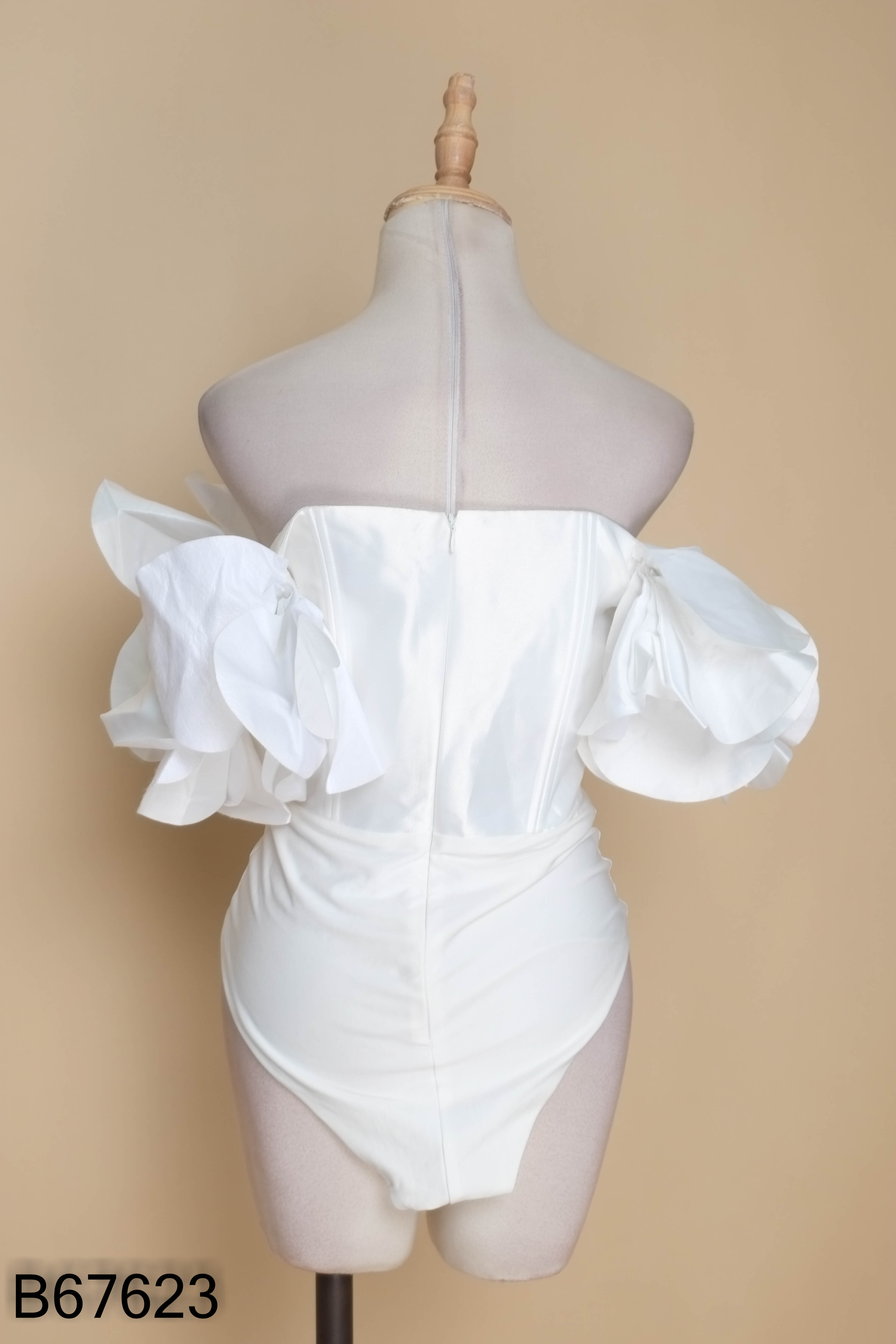 Bodysuit trễ vai đính hoa