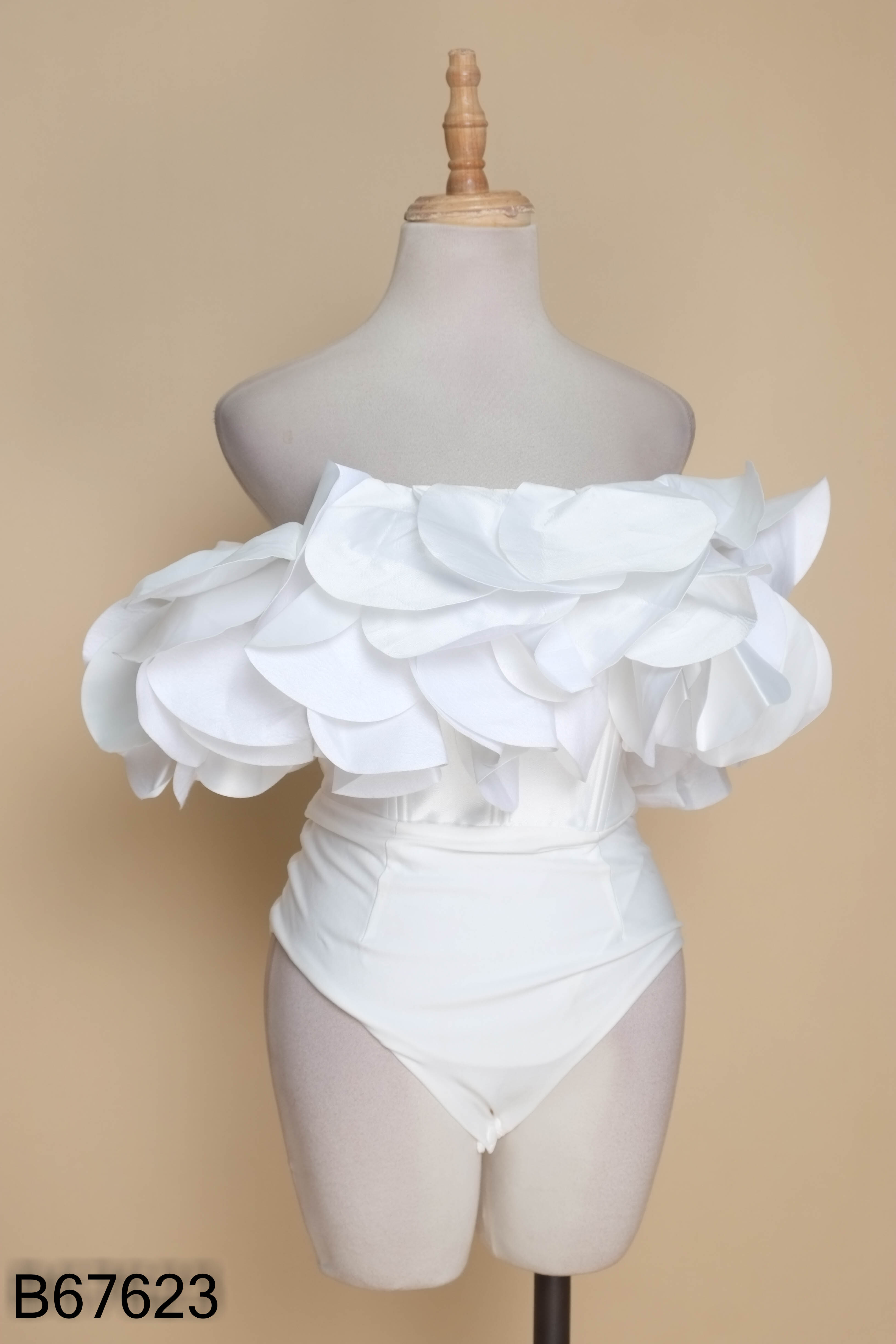 Bodysuit trễ vai đính hoa