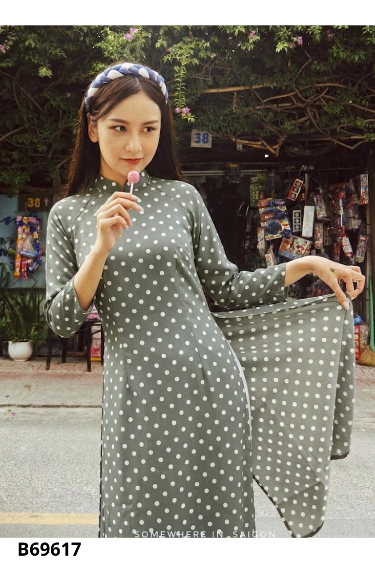 Áo dài xanh chấm bi trắng