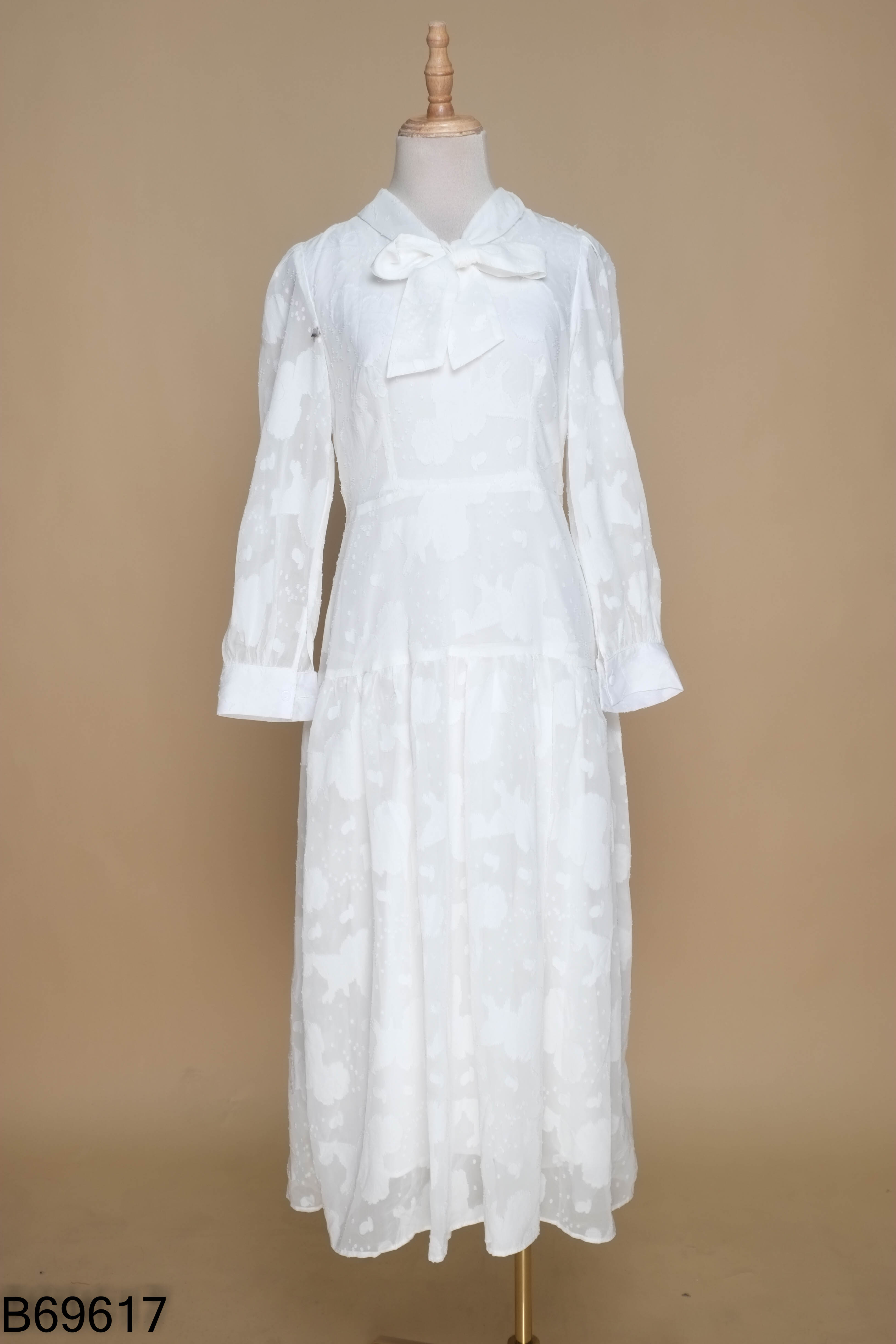 Váy babydoll trắng phối nơ
