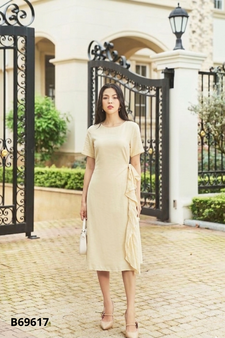 Váy vàng trơn cổ tròn phối kiểu