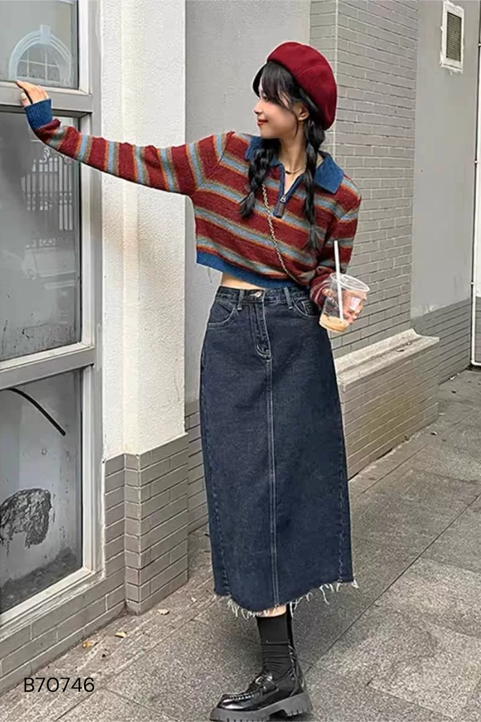 Áo len đỏ kẻ cổ xanh