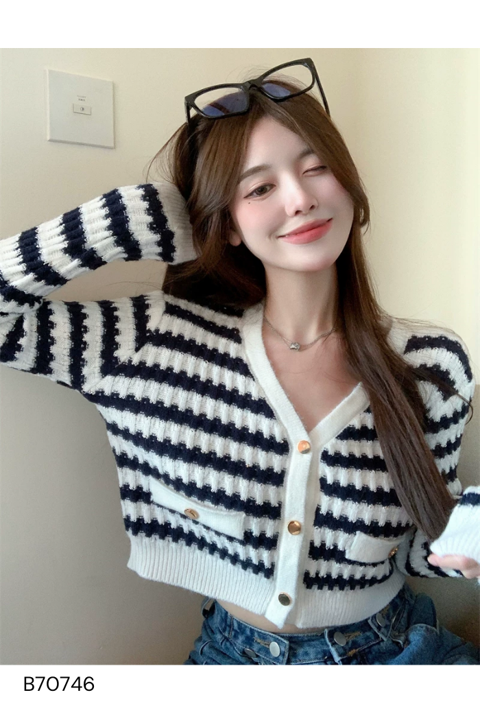 Áo len be kẻ xanh phối cúc