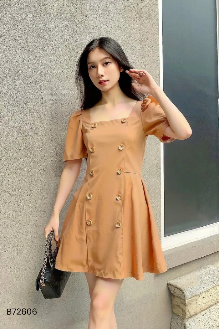 Váy nâu cổ vuông phối cúc