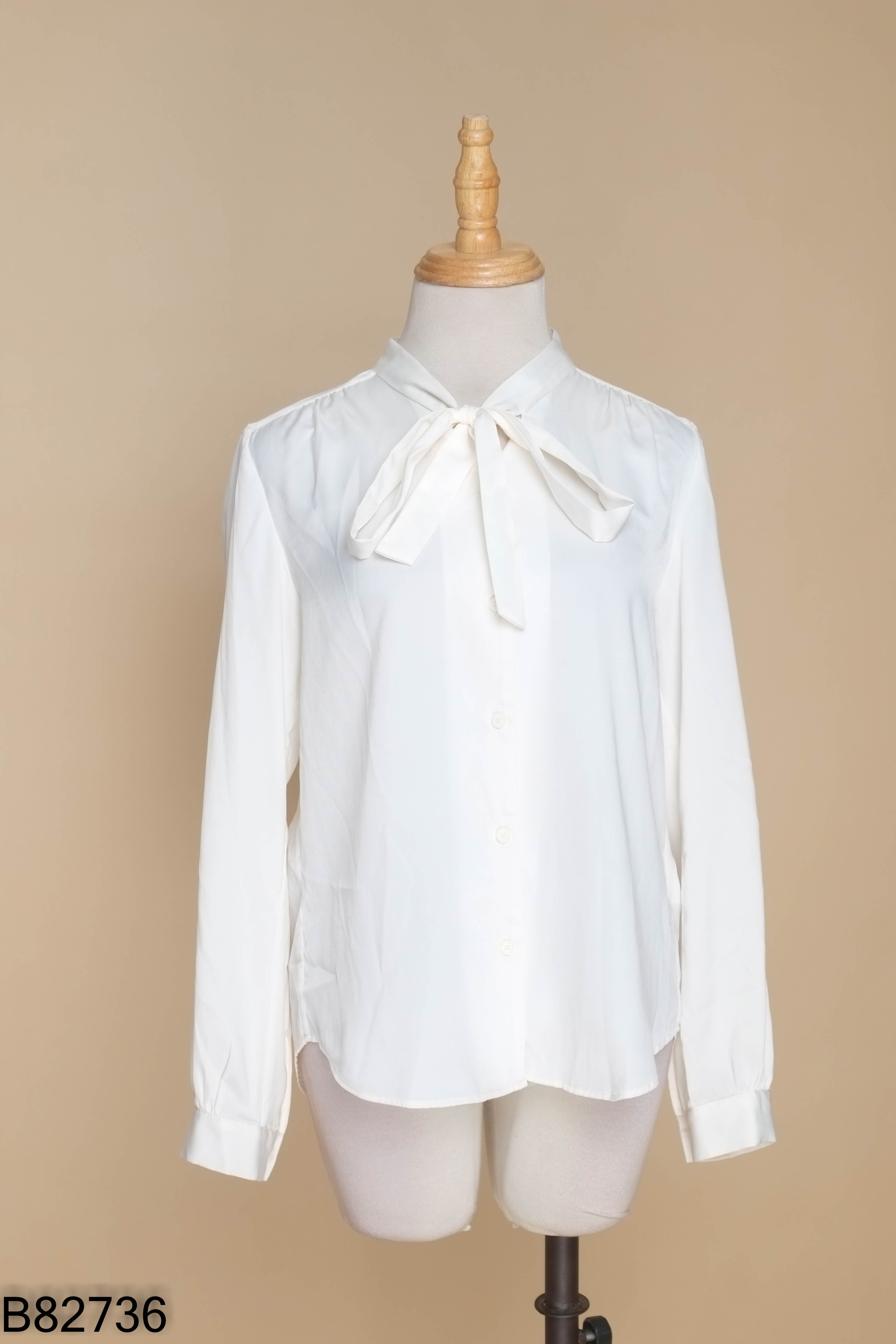 Áo sơ mi trắng UNIQLO buộc nơ
