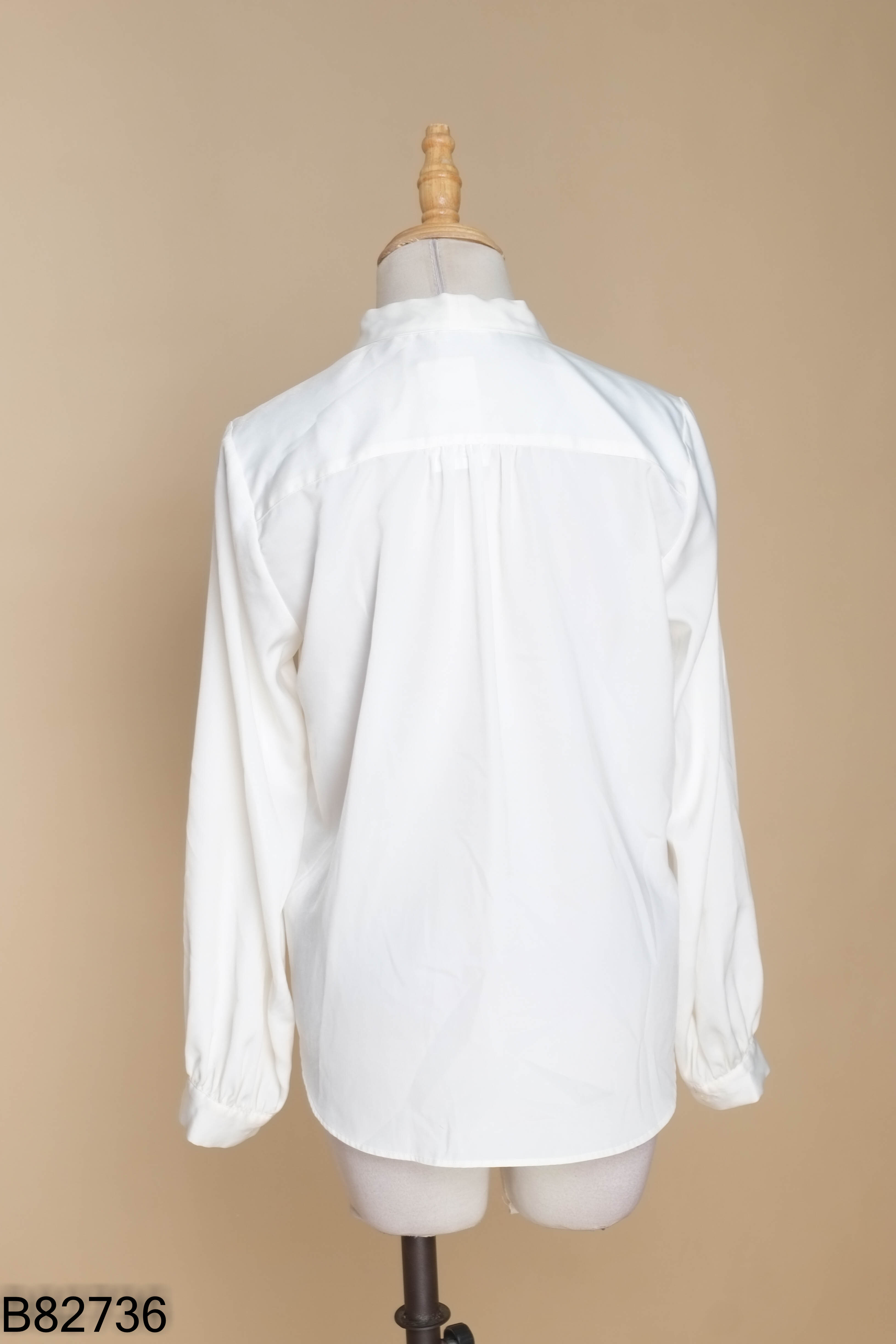 Áo sơ mi trắng UNIQLO buộc nơ