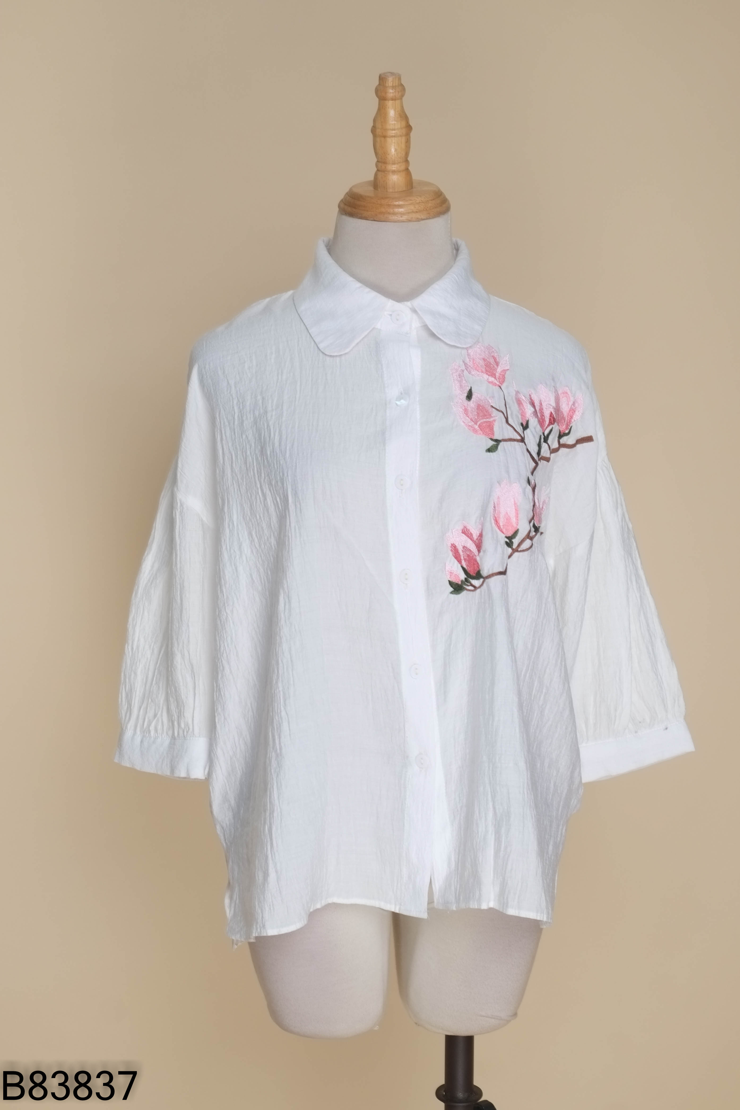 Áo sơ mi trắng thêu hoa