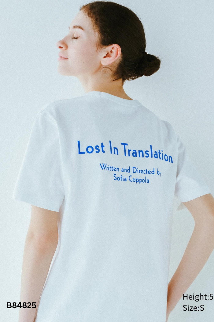 Áo trắng UNIQLO in chữ xanh