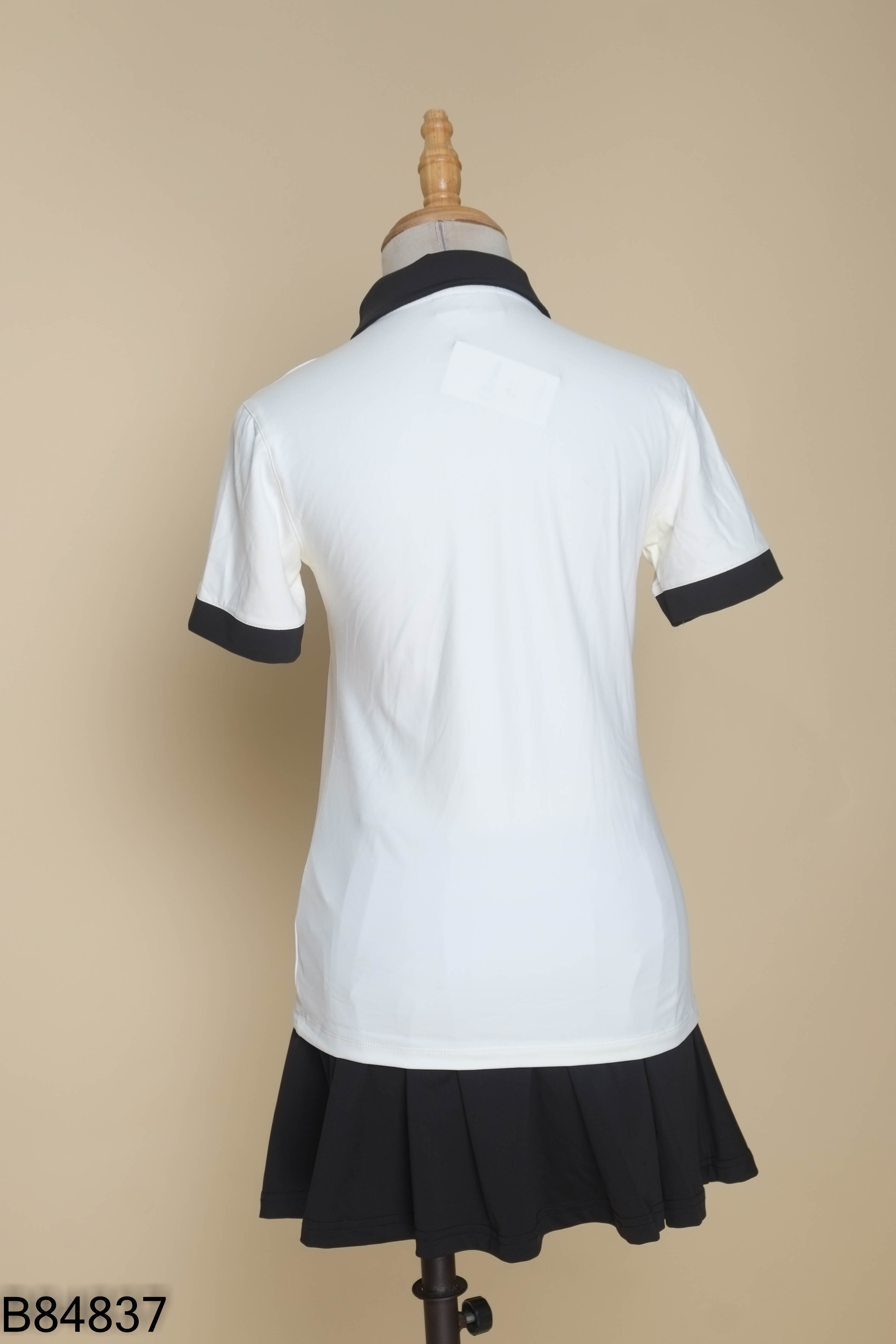 Set trắng MALBON+váy xếp li đen