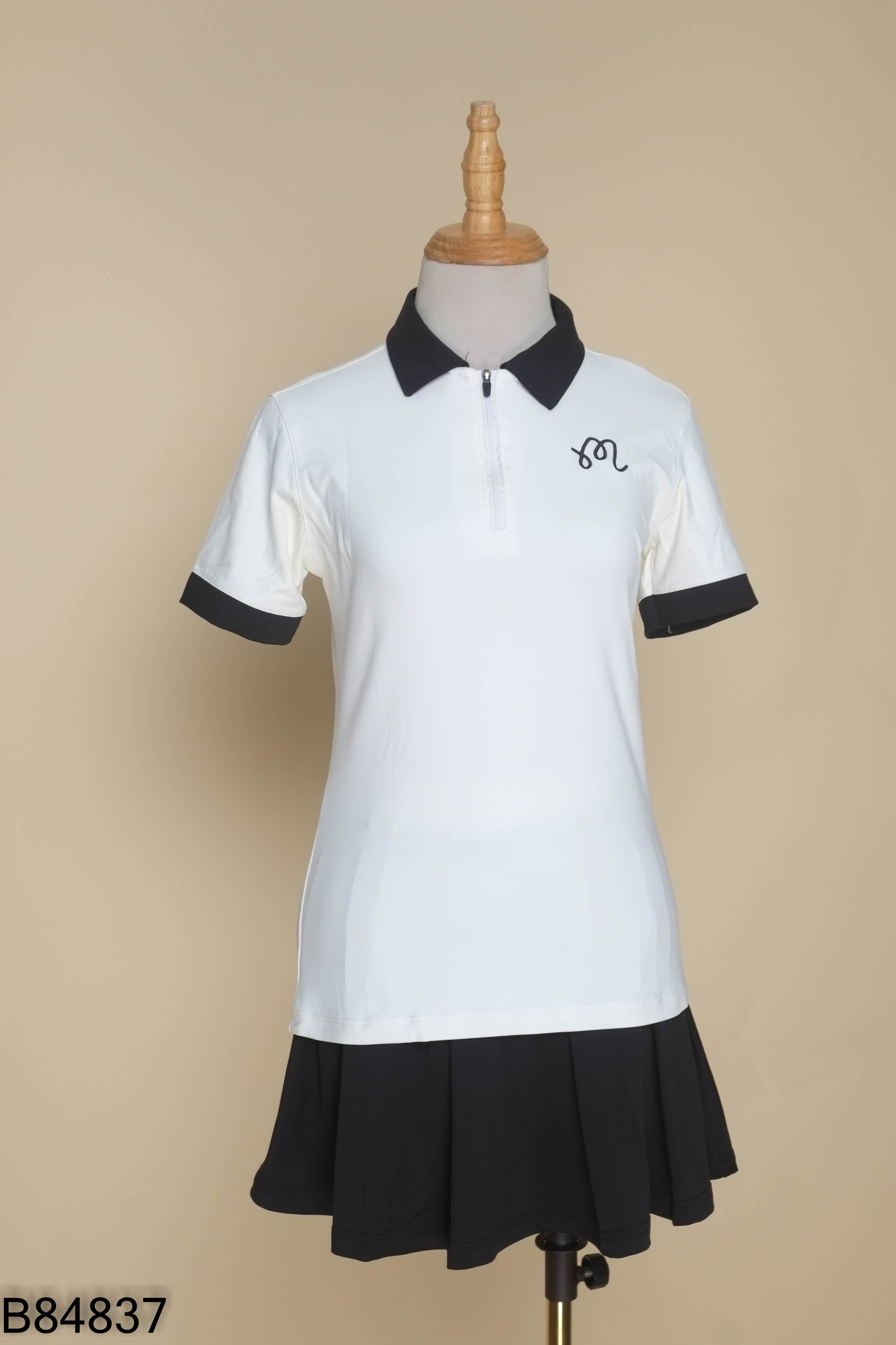 Set trắng MALBON+váy xếp li đen