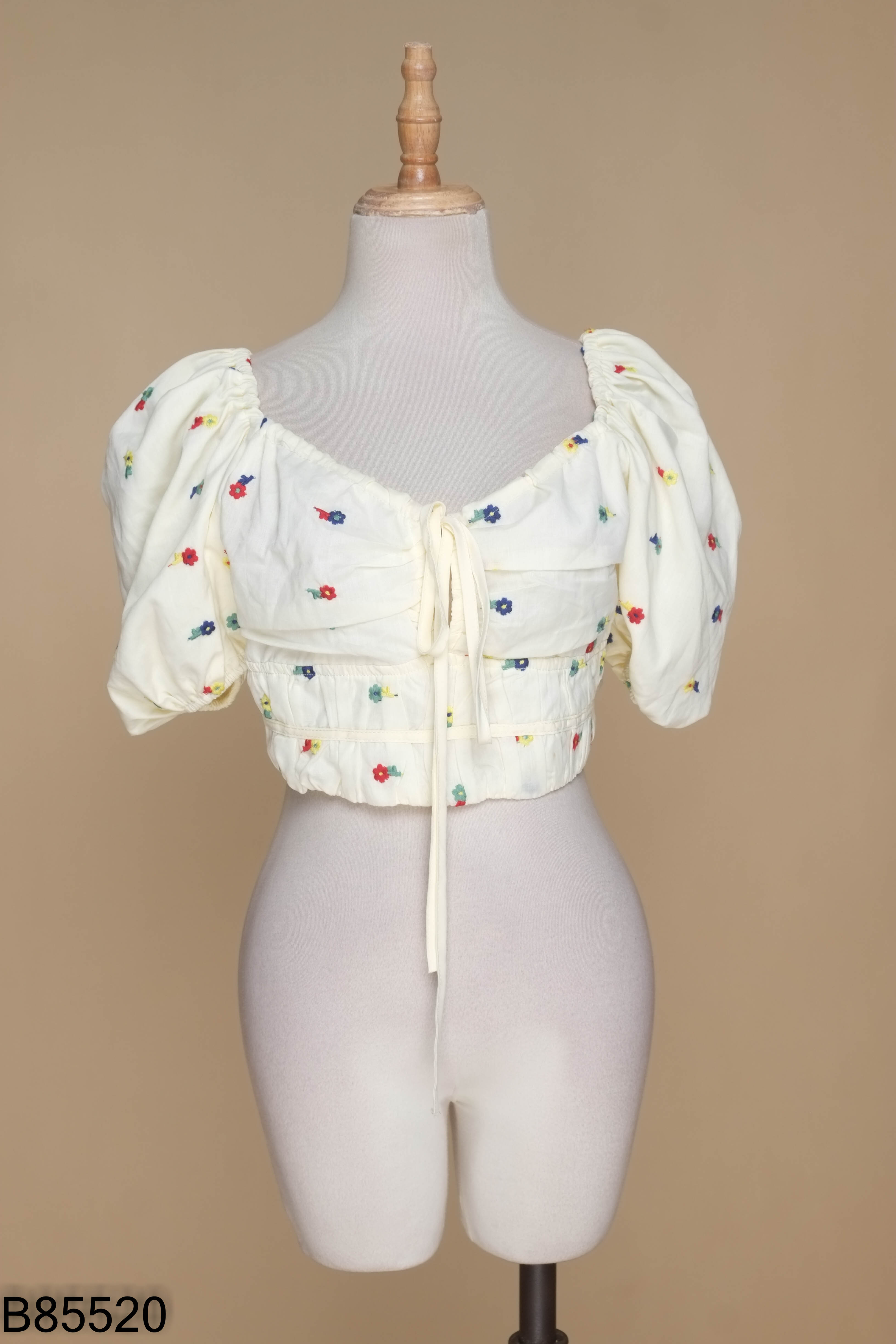 Áo croptop kem thêu họa tiết