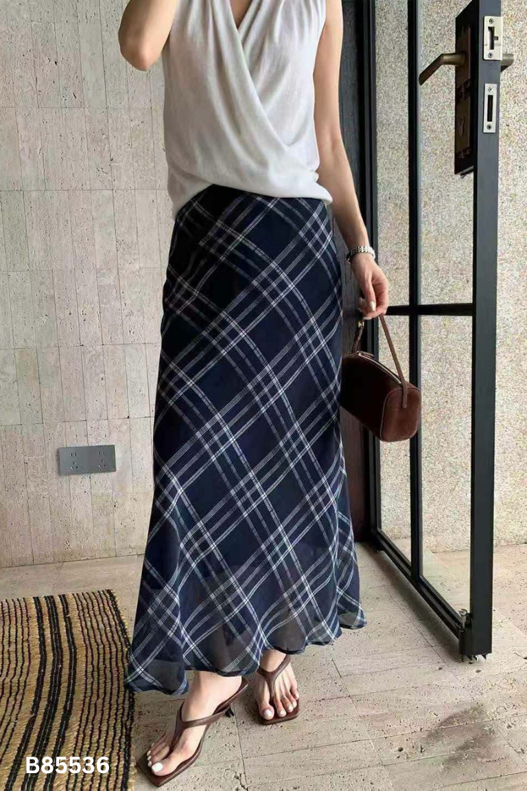 Chân váy xanh kẻ