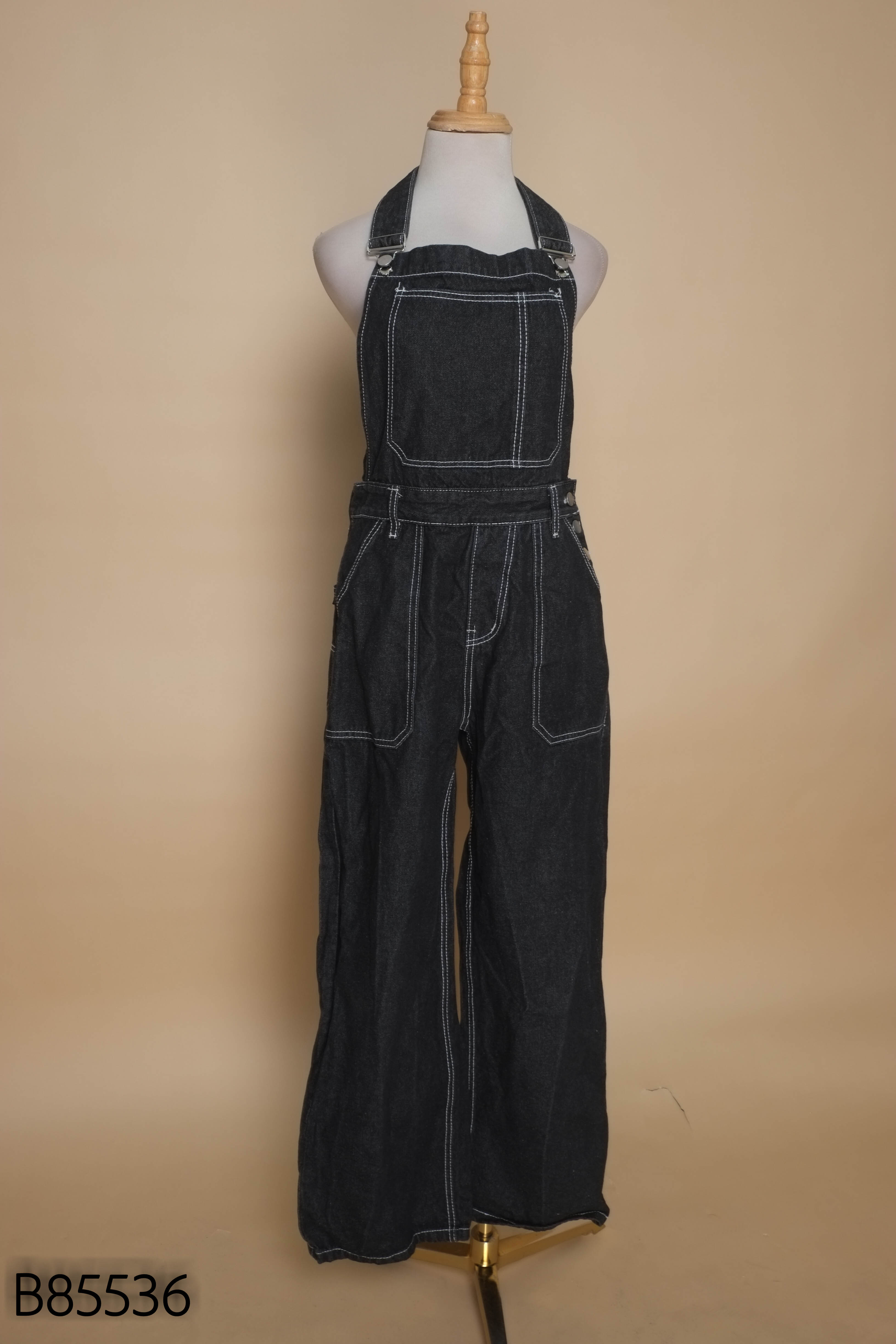 Jump jeans đen chỉ trắng
