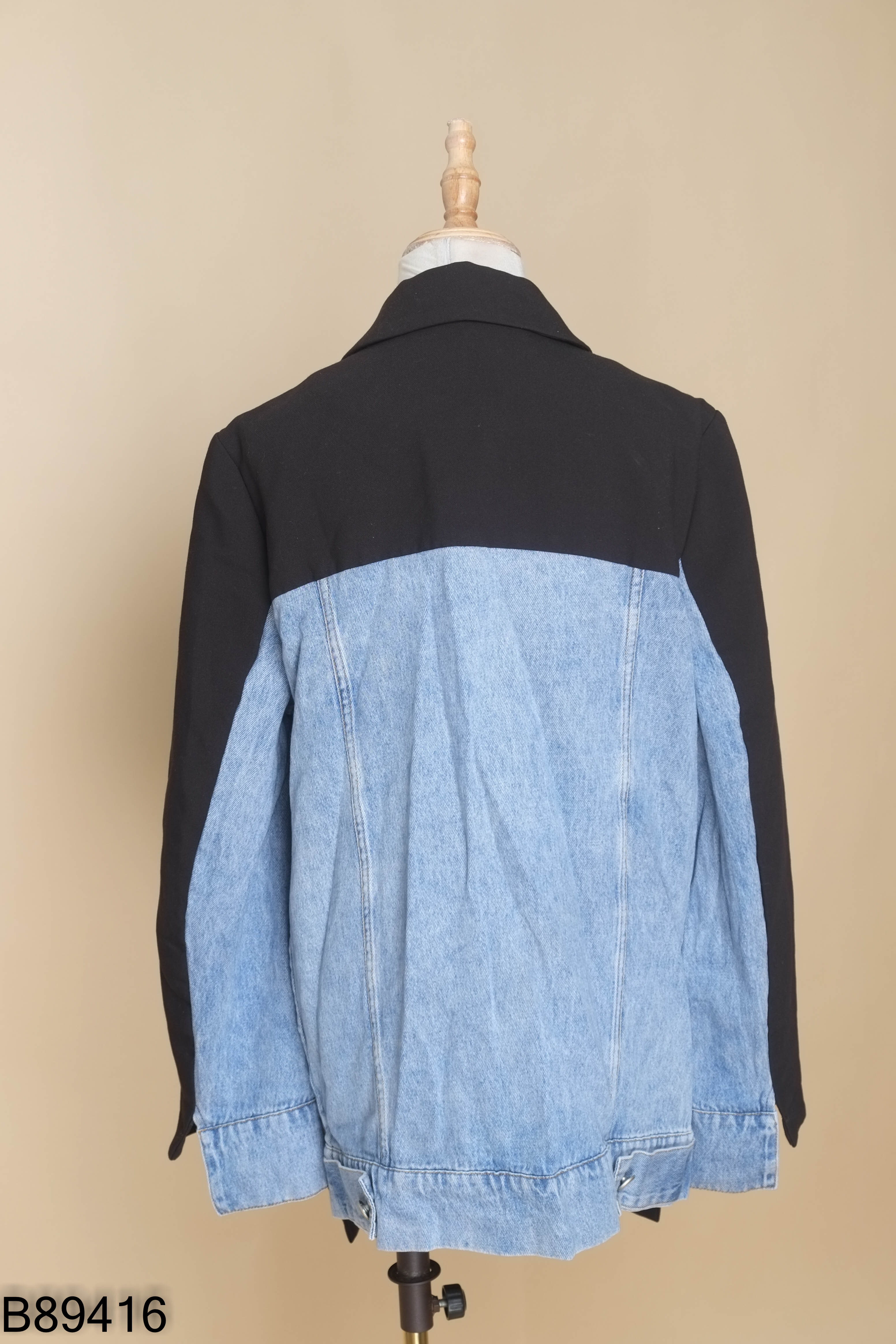Áo blazer đen phối jeans xanh