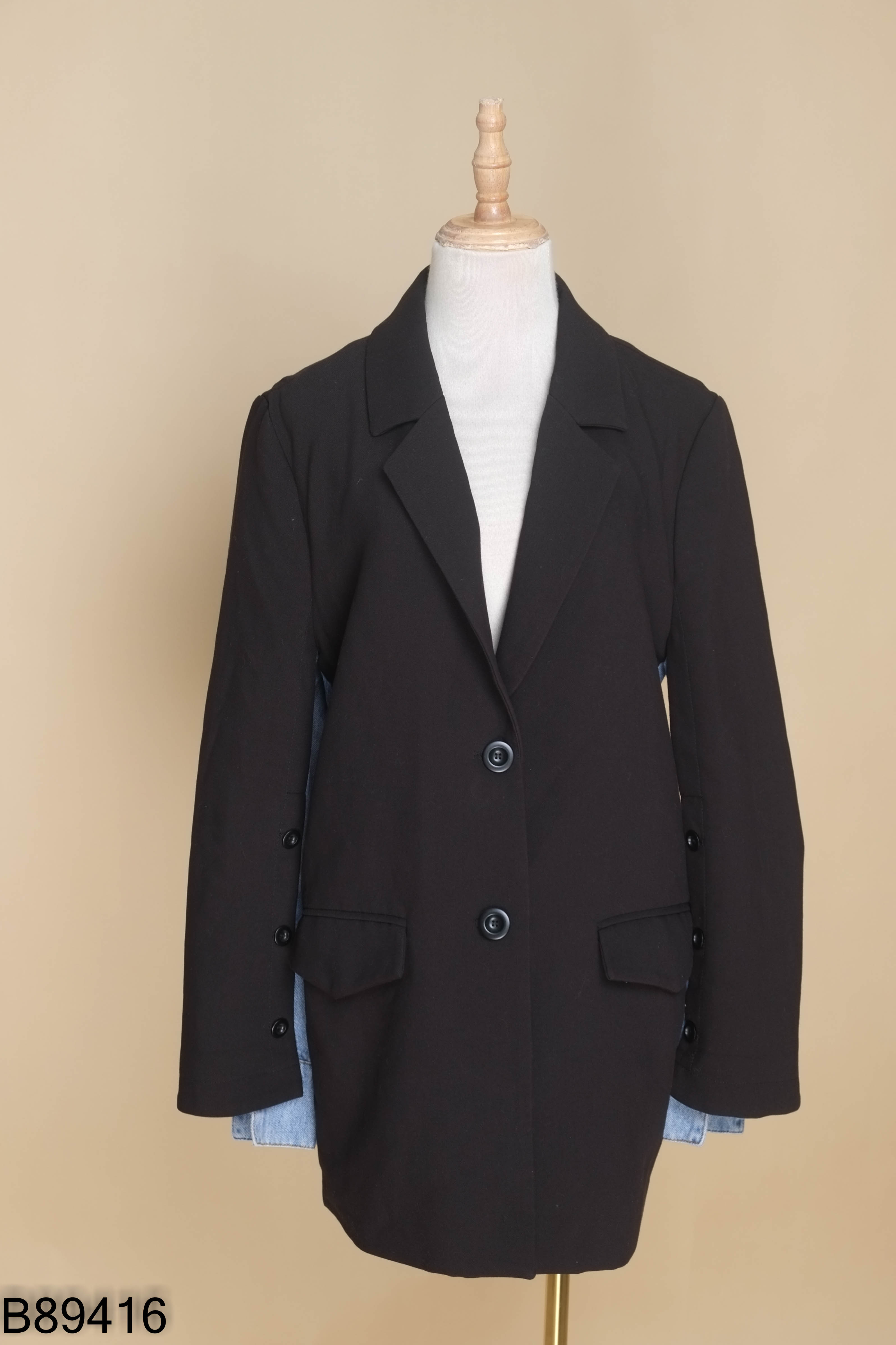 Áo blazer đen phối jeans xanh