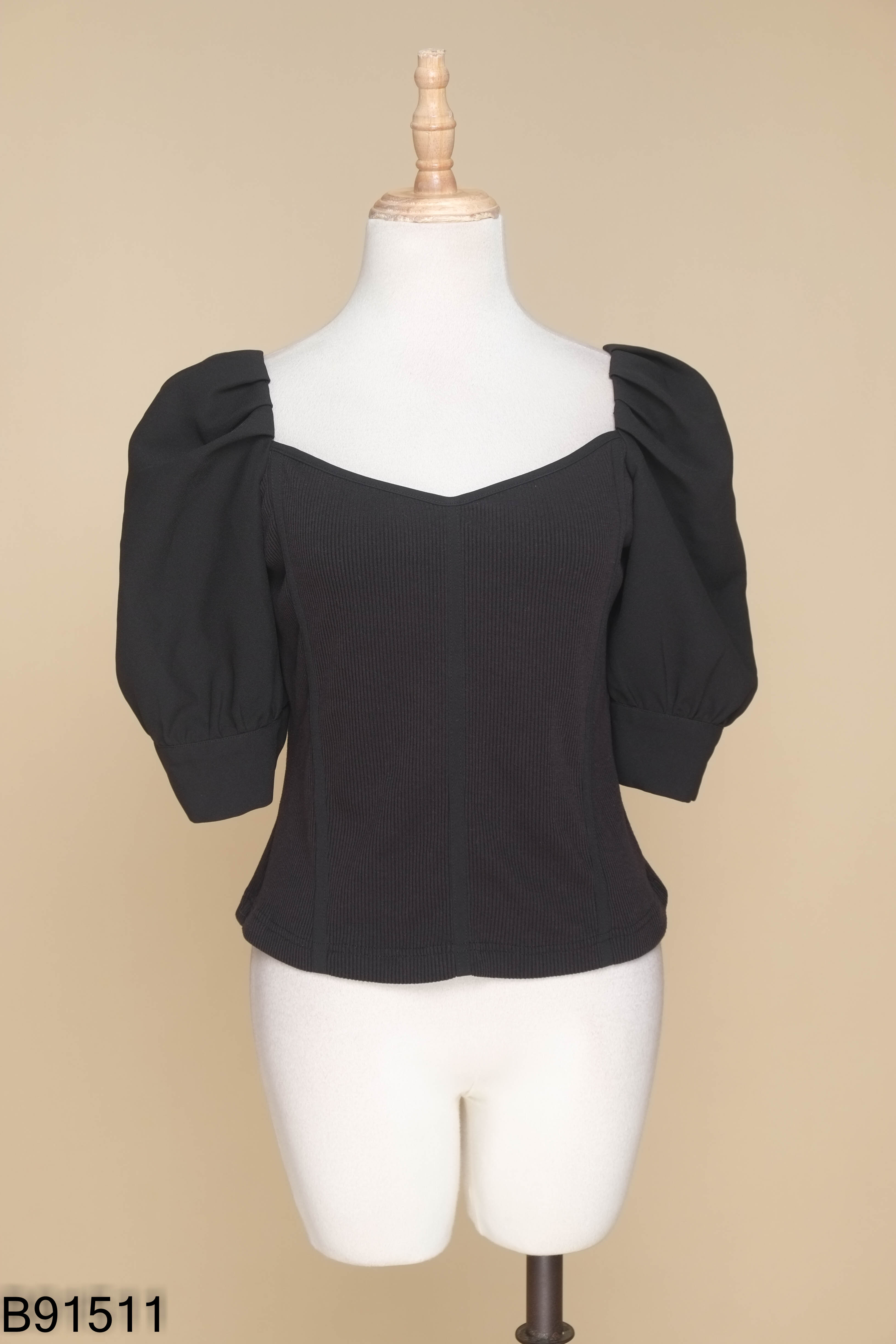 Áo đen ADORE DRESS tay phồng