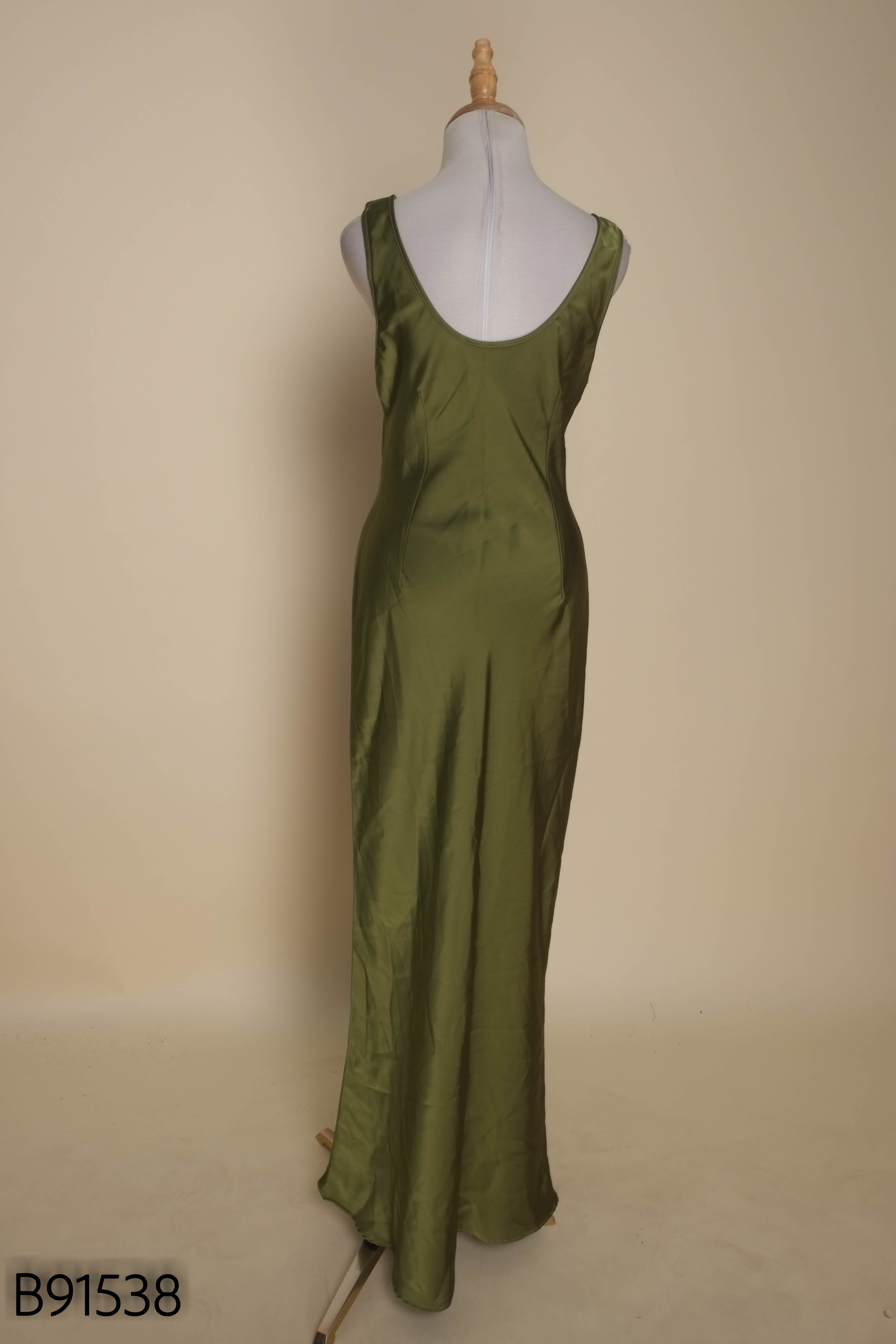 Váy lụa xanh olive sát nách trơn