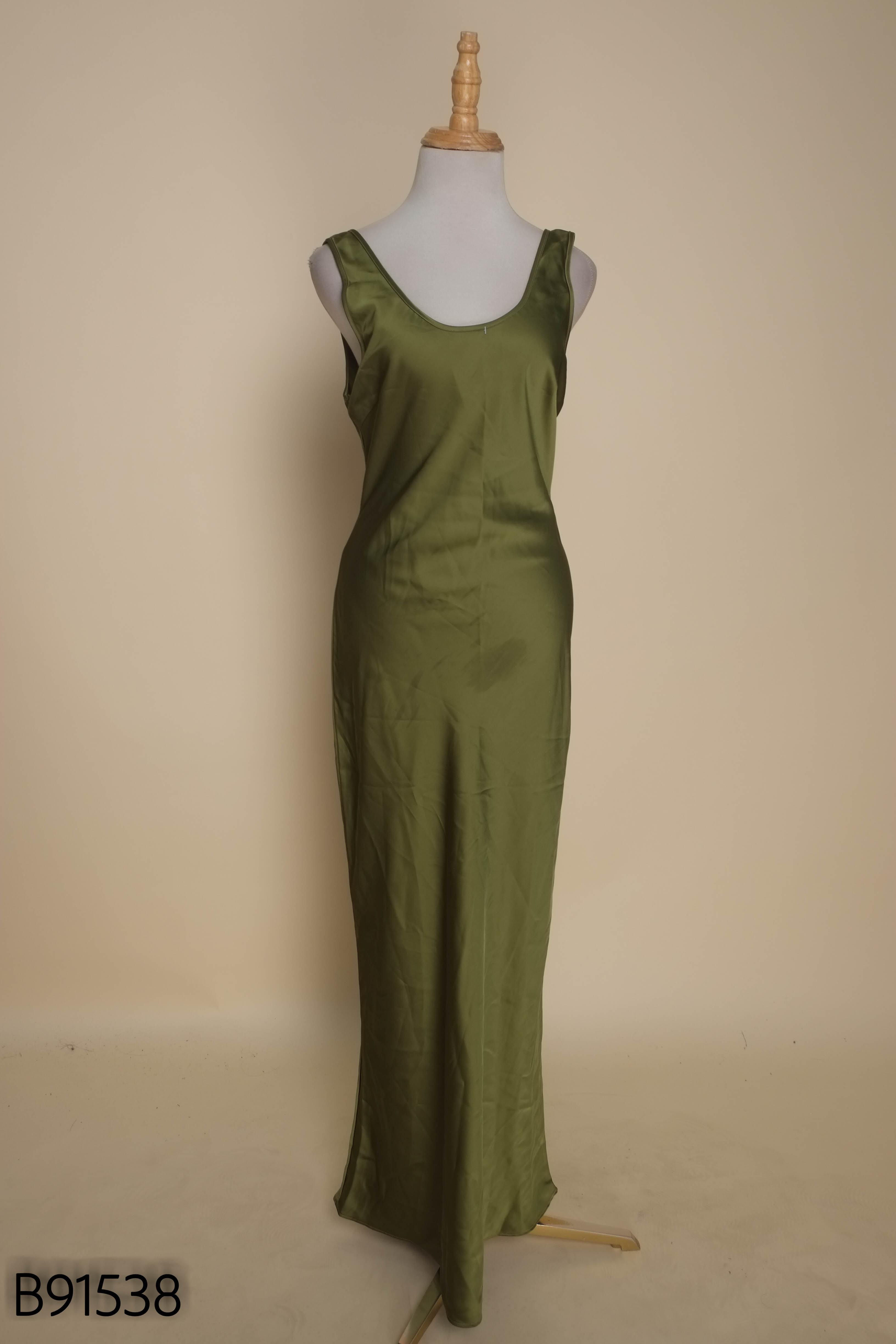 Váy lụa xanh olive sát nách trơn
