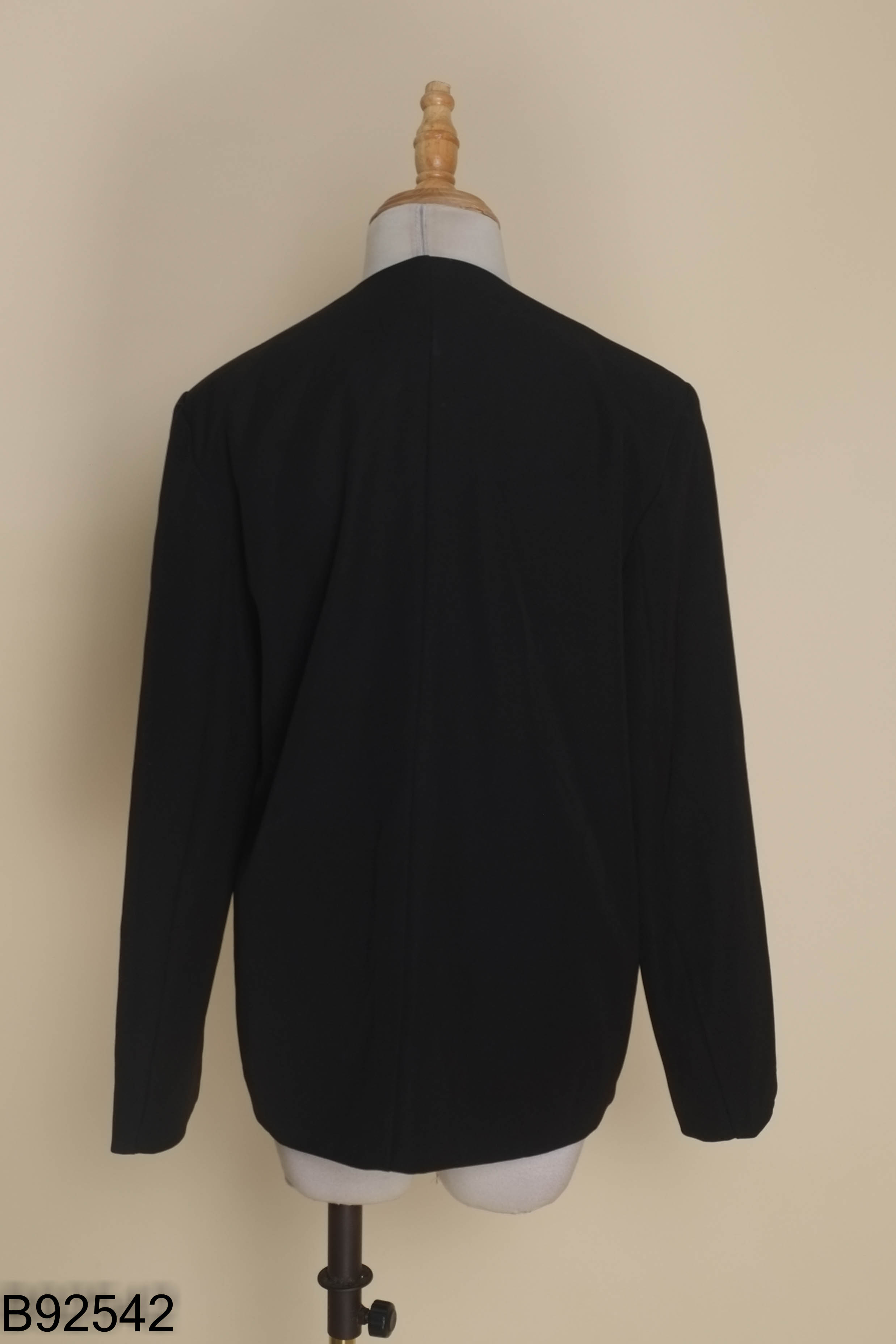 Áo blazer đen cổ tròn