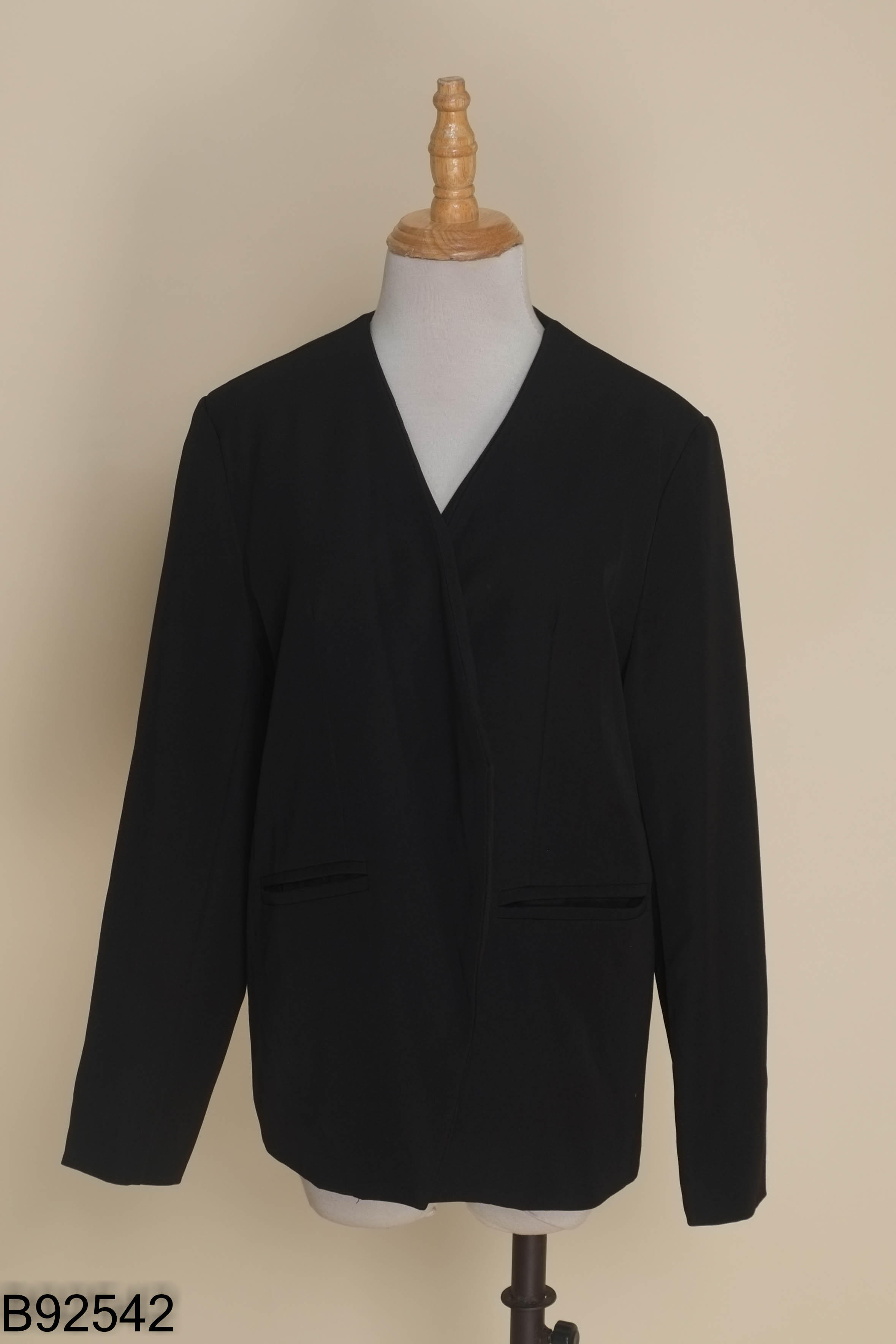 Áo blazer đen cổ tròn