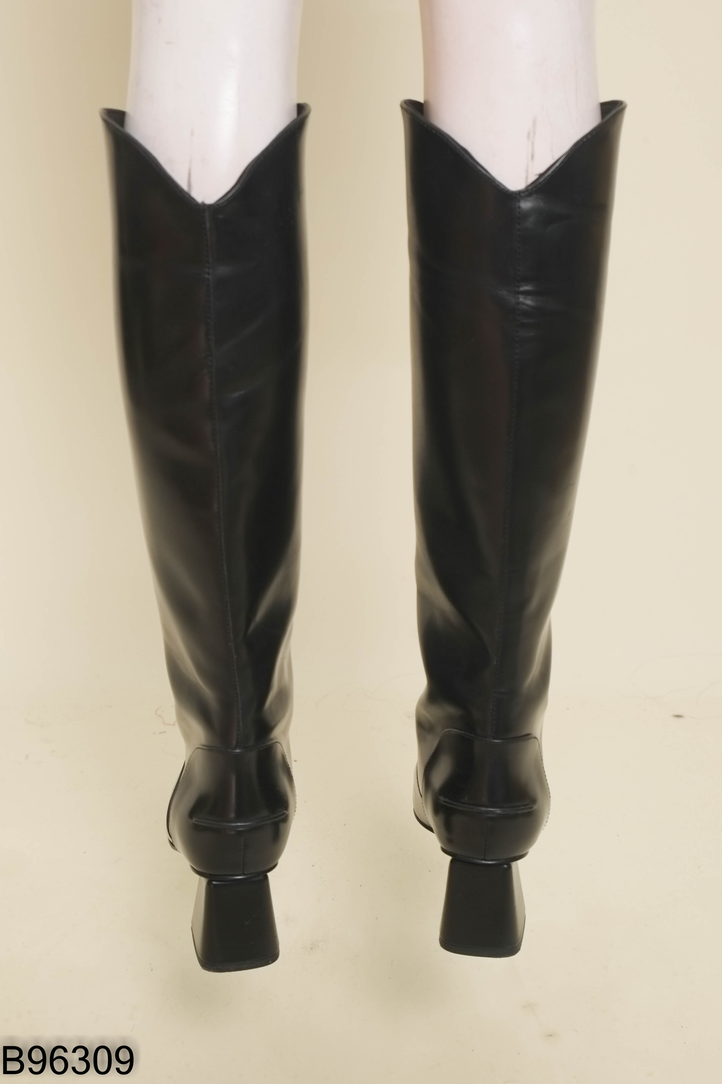 NEW Boots CHARLES & KEITH da đen mũi nhọn