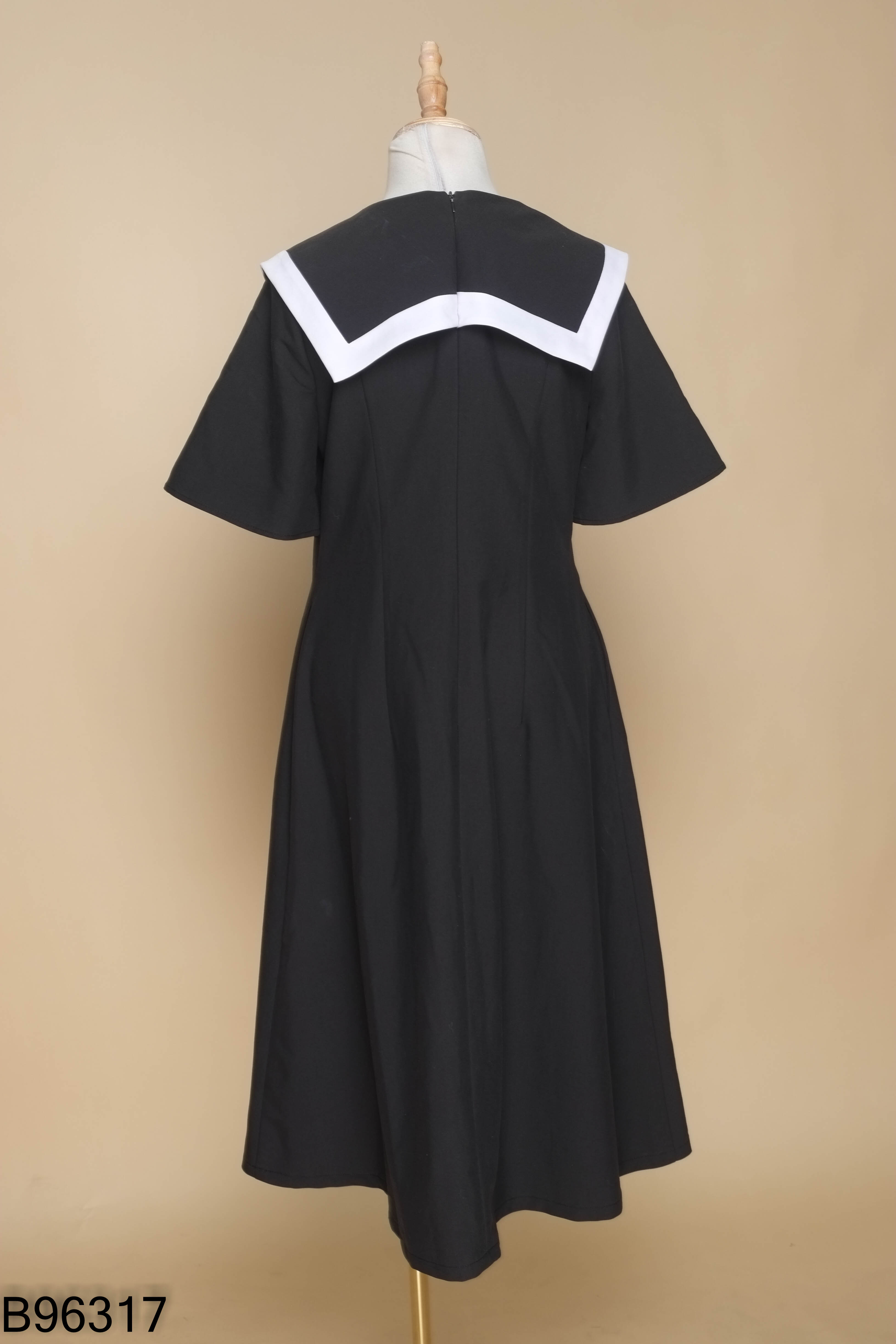 Váy đen trơn TOPSHOP viền trắng