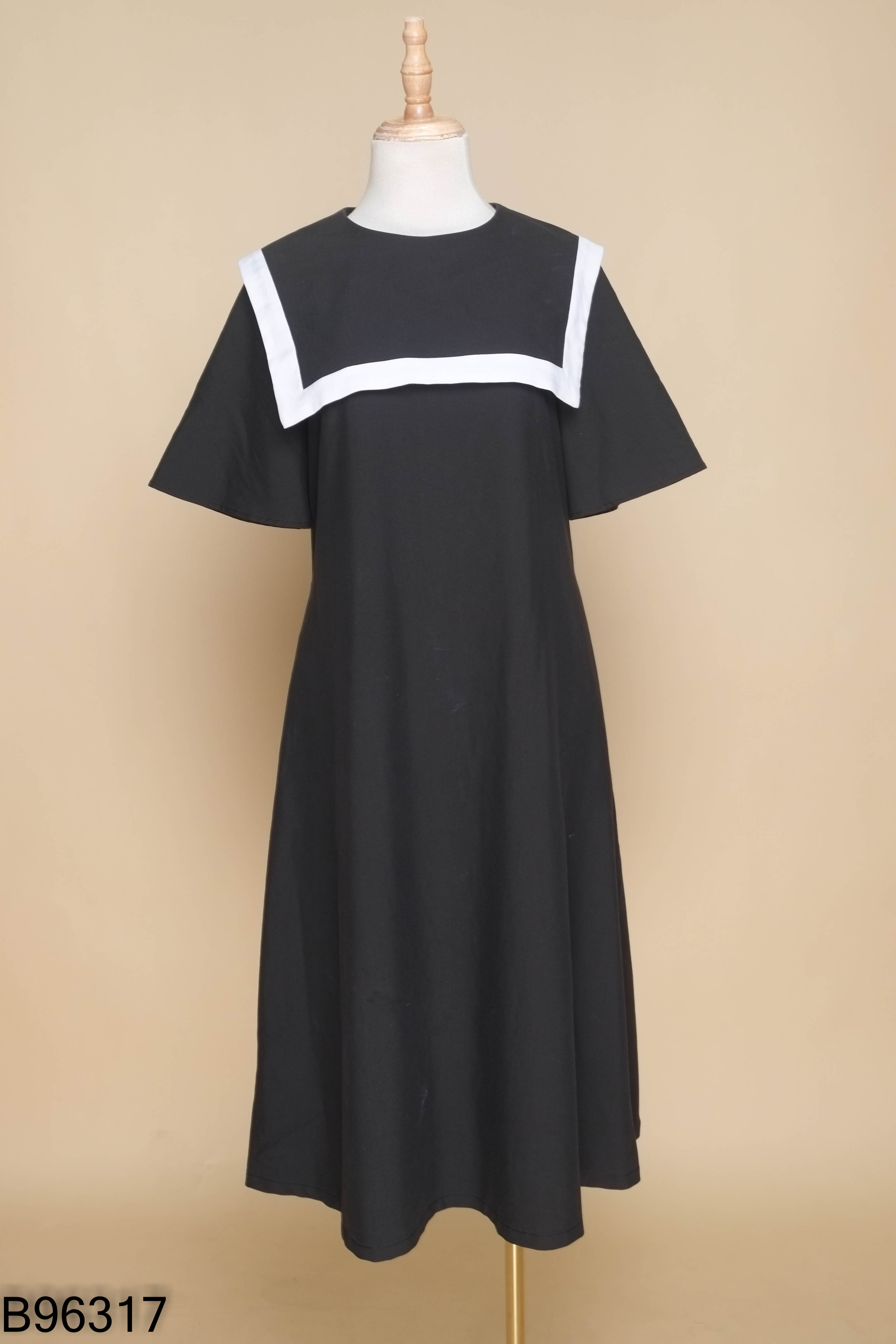 Váy đen trơn TOPSHOP viền trắng