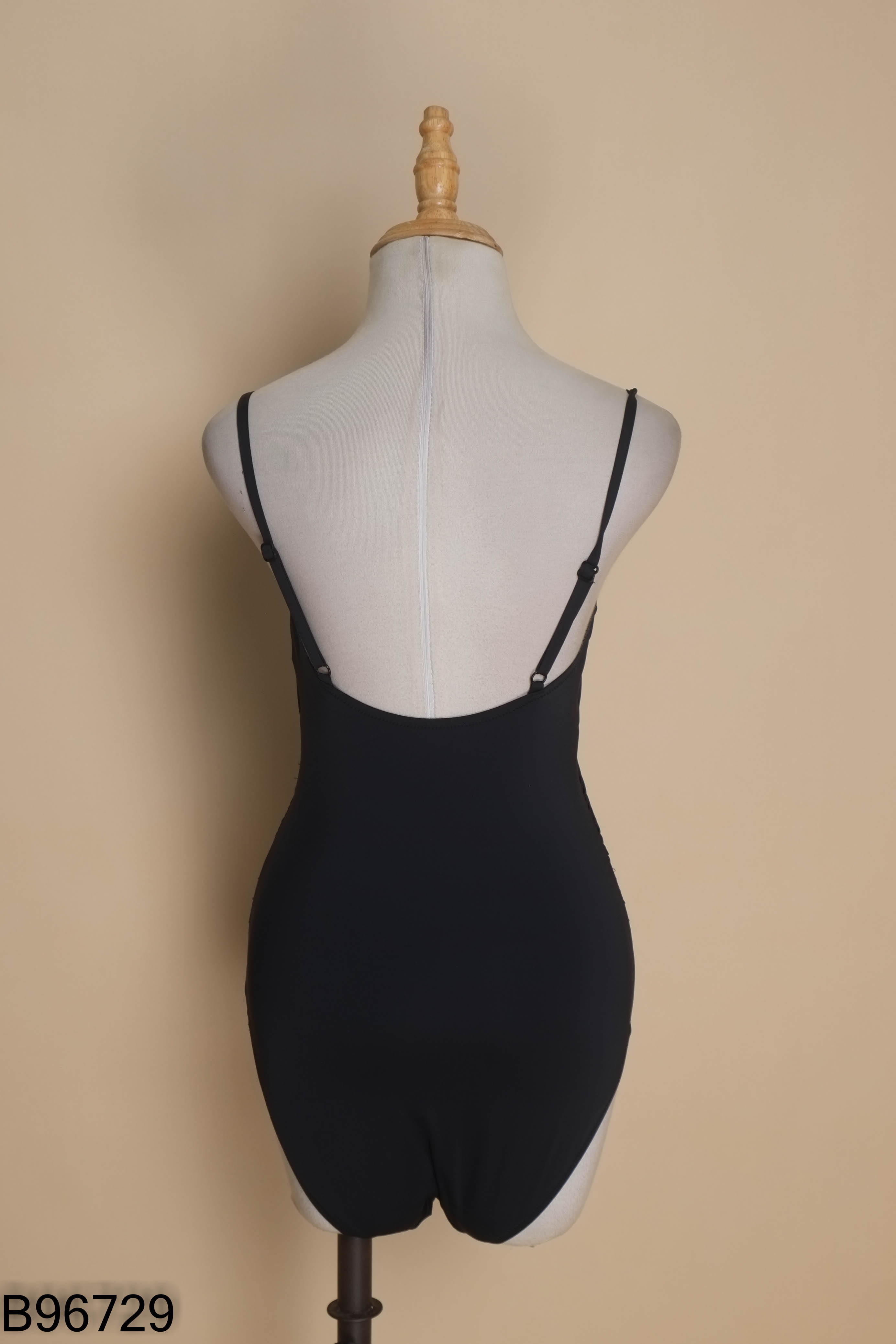 Bikini đen hai dây rúm