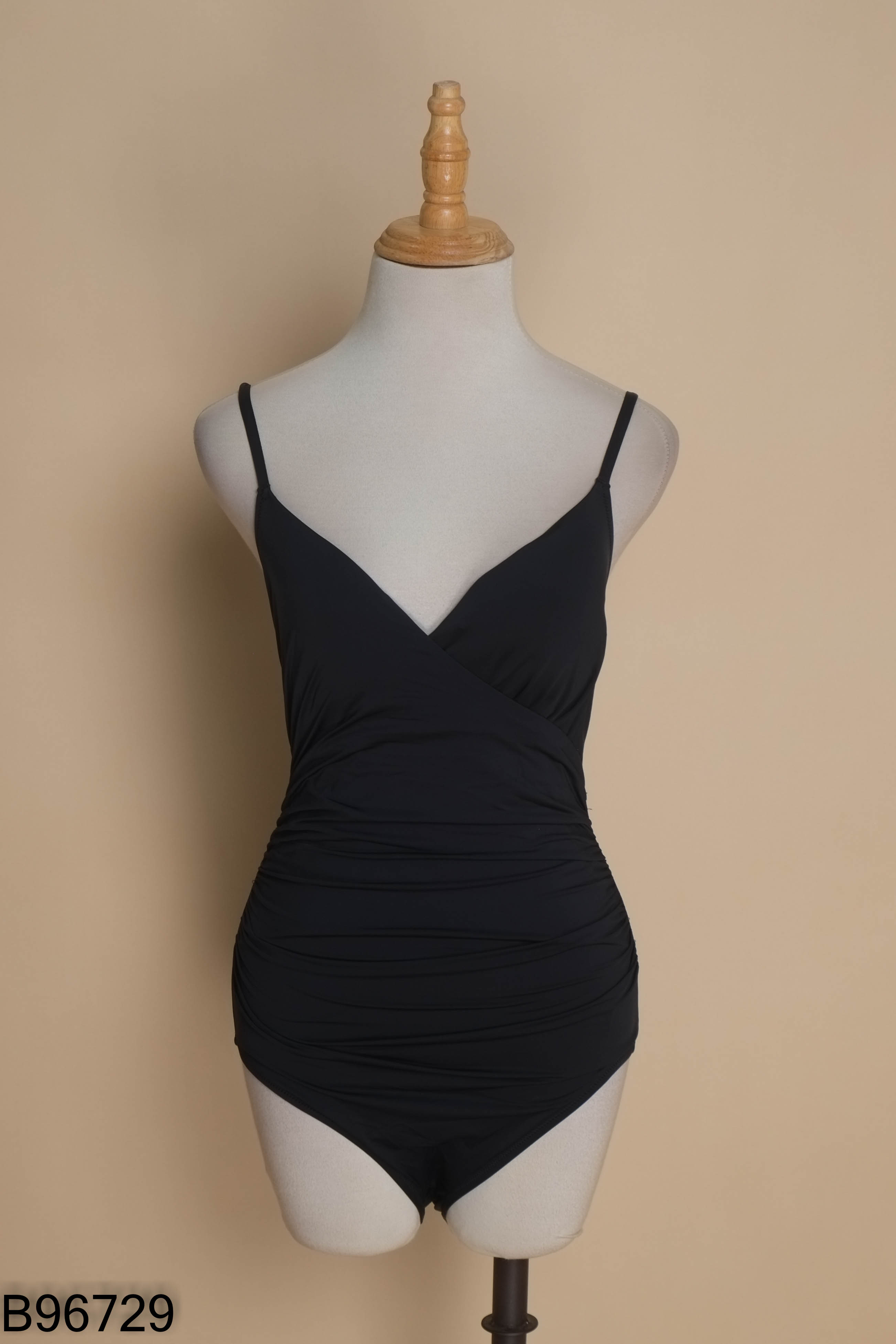 Bikini đen hai dây rúm