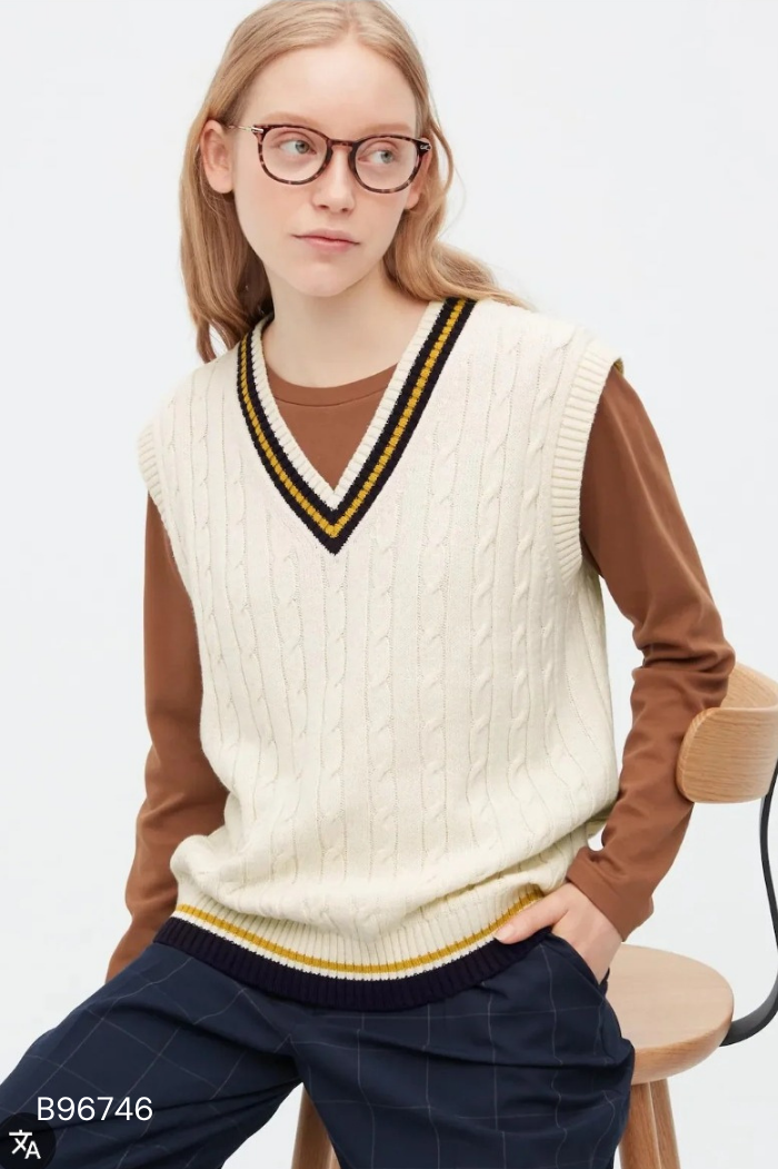 Áo gile UNIQLO be viền vàng