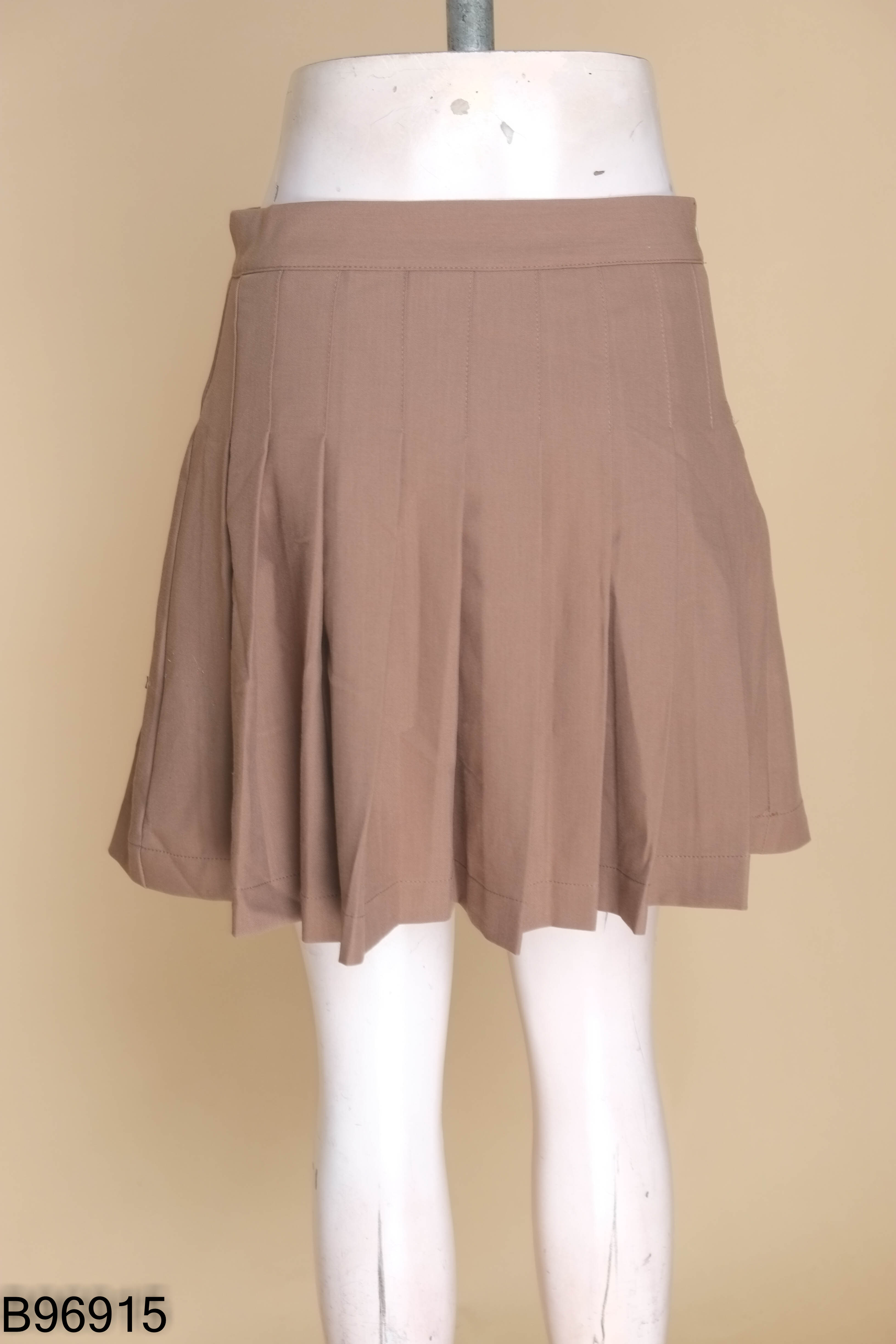 Chân váy nâu xếp ly