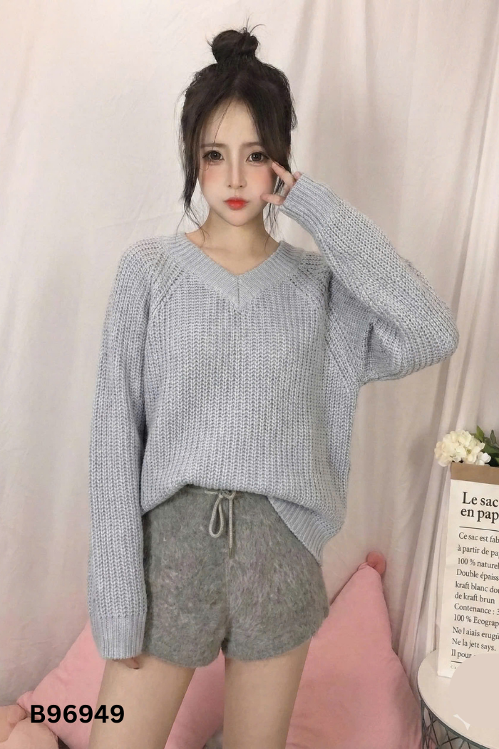 Áo len xanh cổ V
