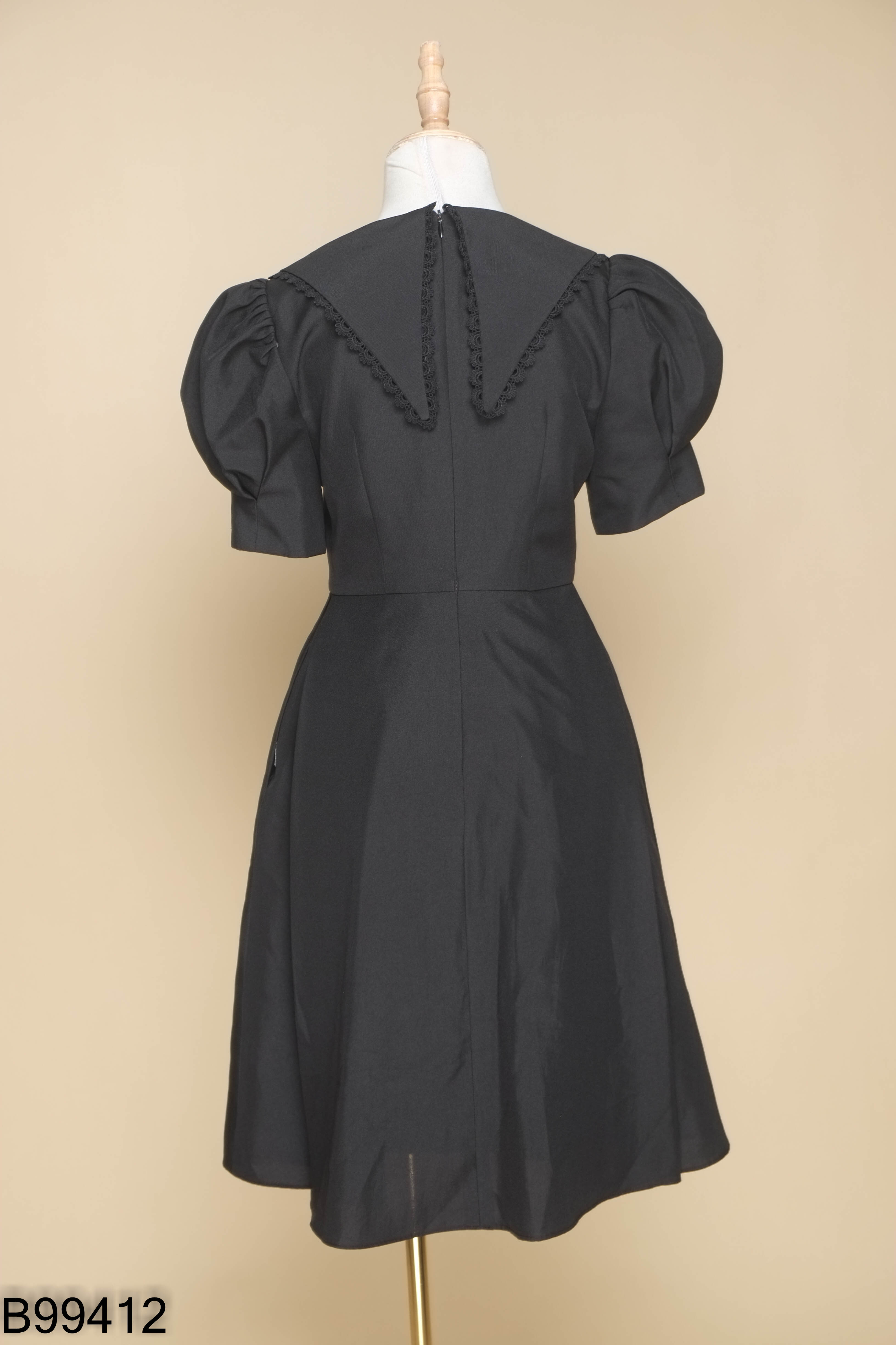 Váy đen 92WEAR tay phồng phối viền ren