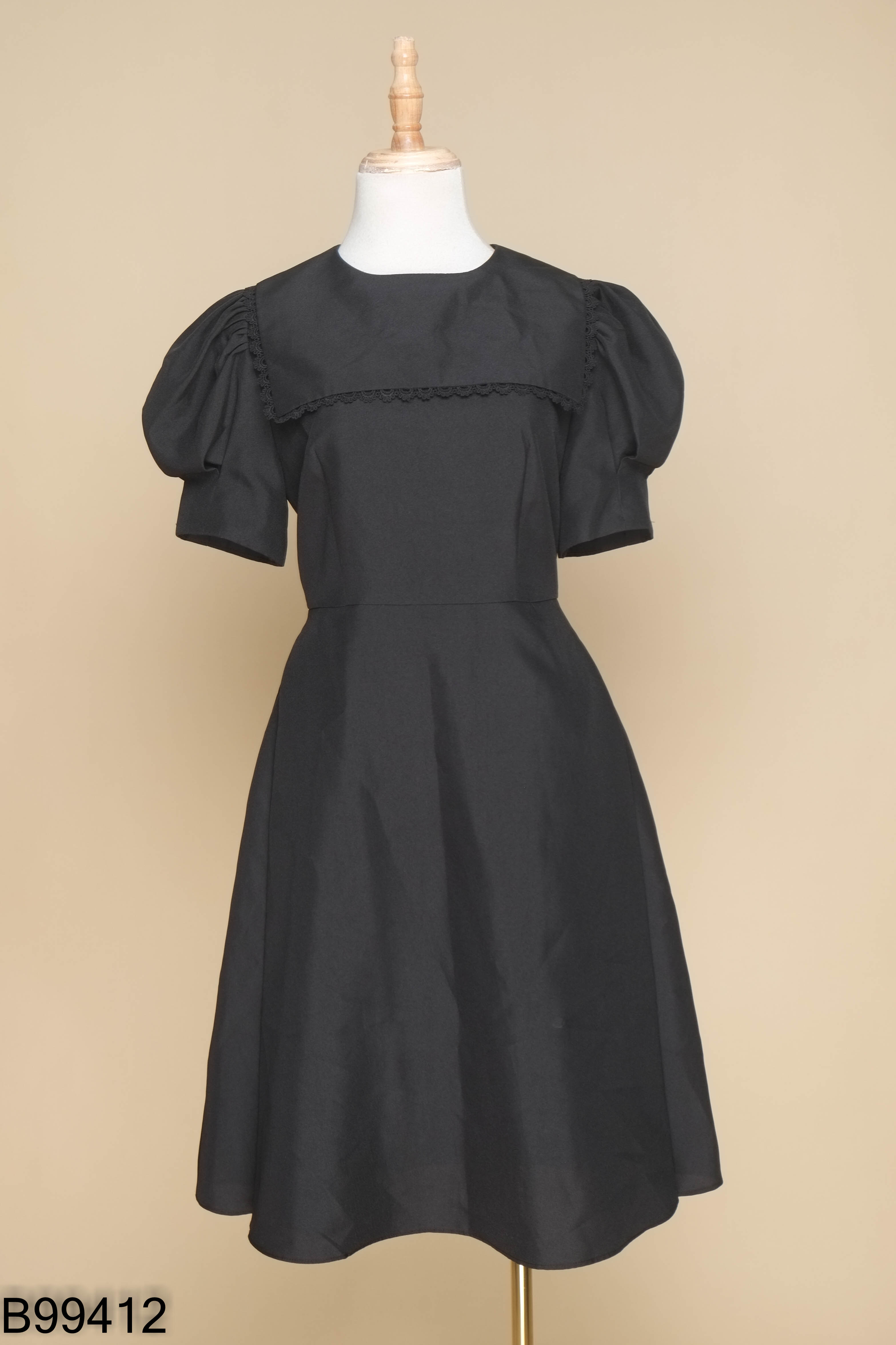 Váy đen 92WEAR tay phồng phối viền ren