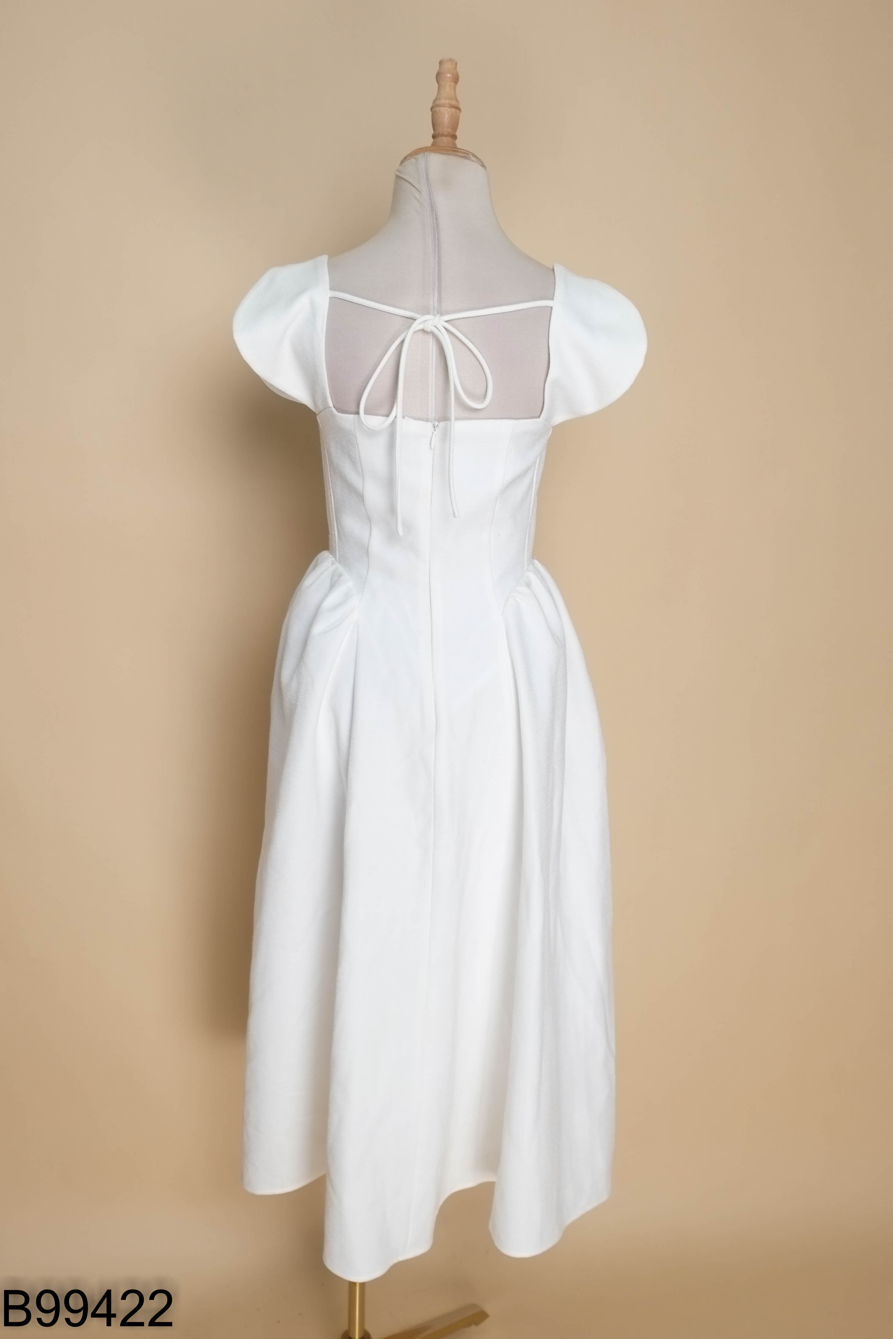 Váy 92WEAR trắng cổ vuông