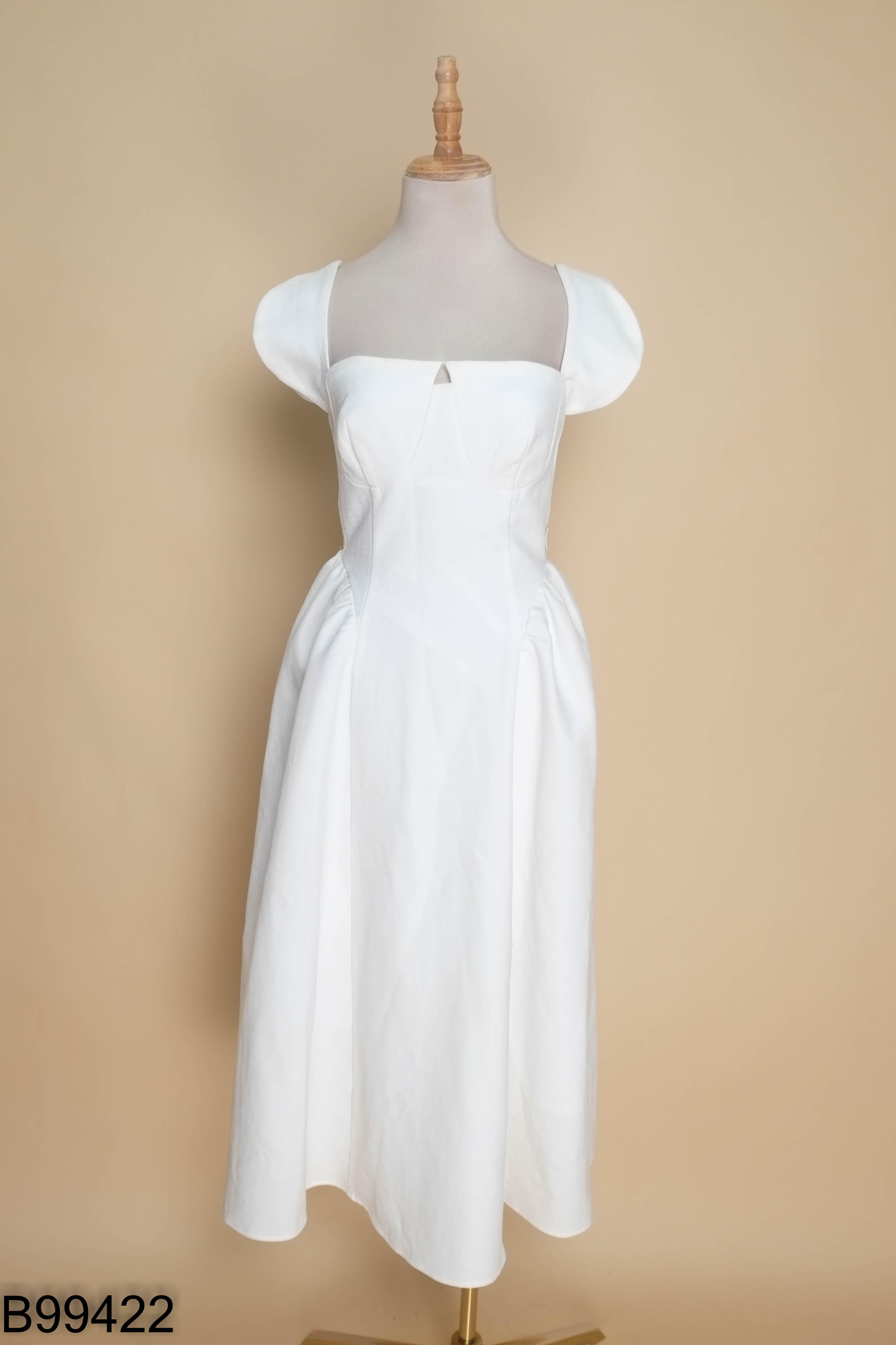 Váy 92WEAR trắng cổ vuông