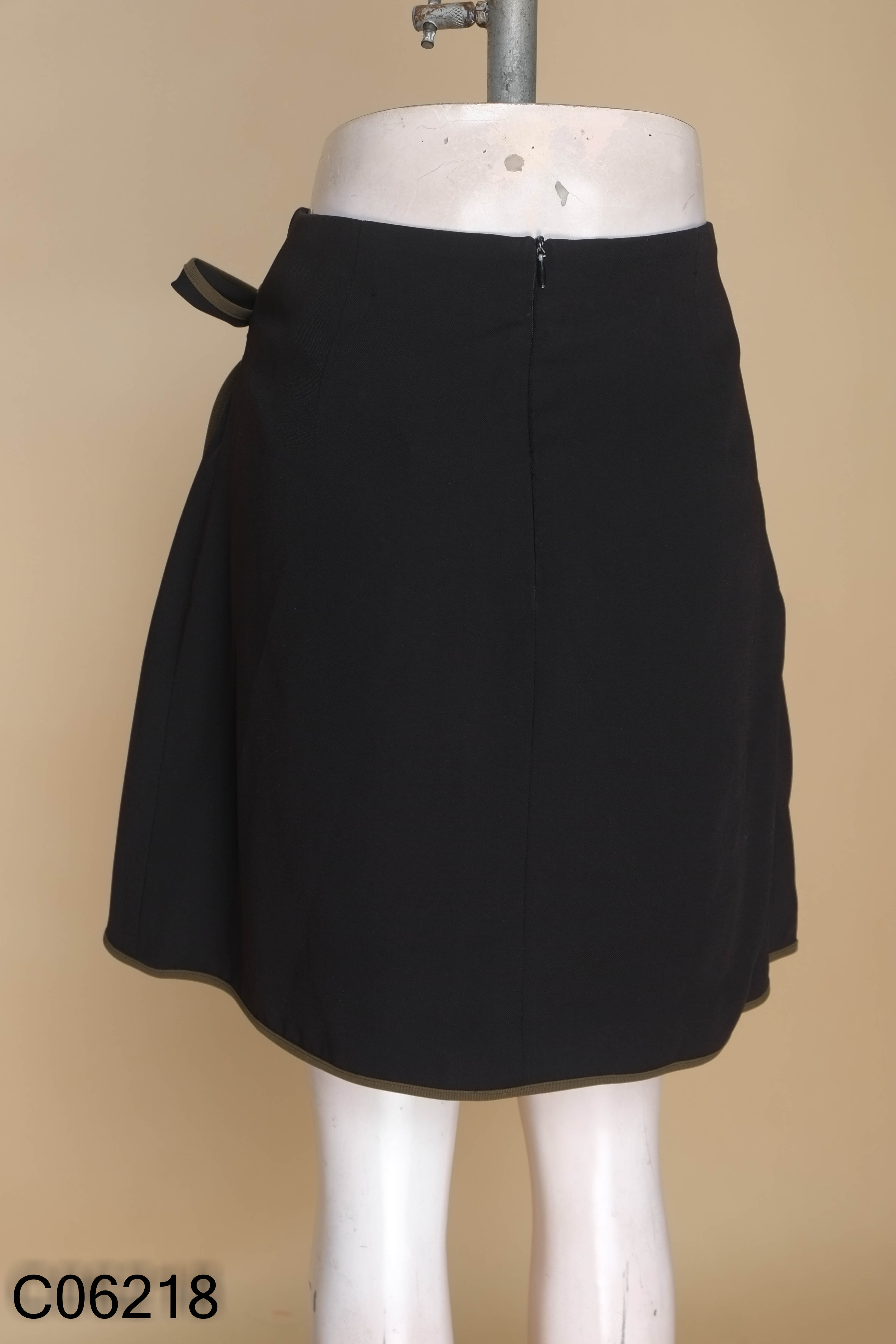 Chân váy IVY MODA đen viền rêu