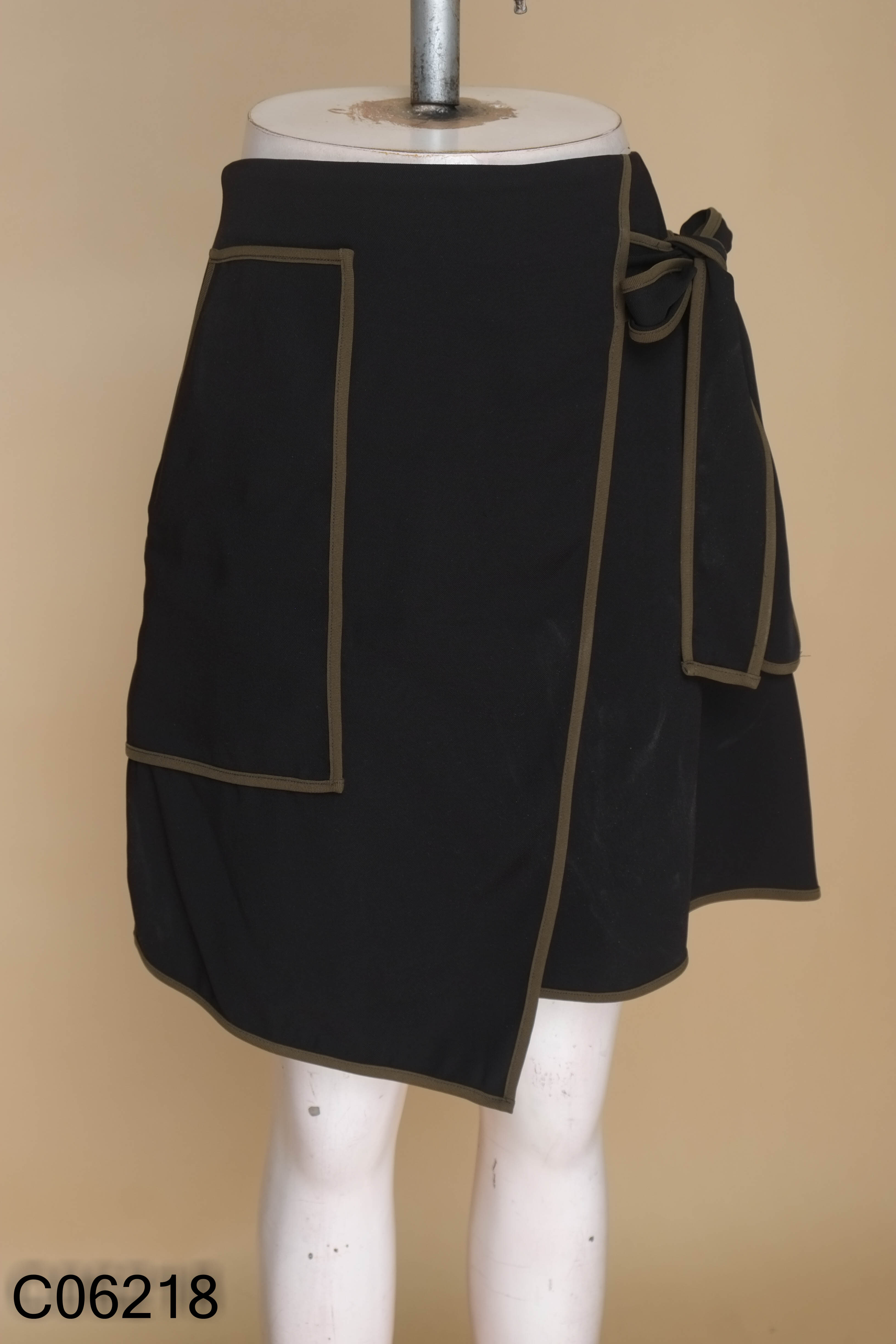 Chân váy IVY MODA đen viền rêu